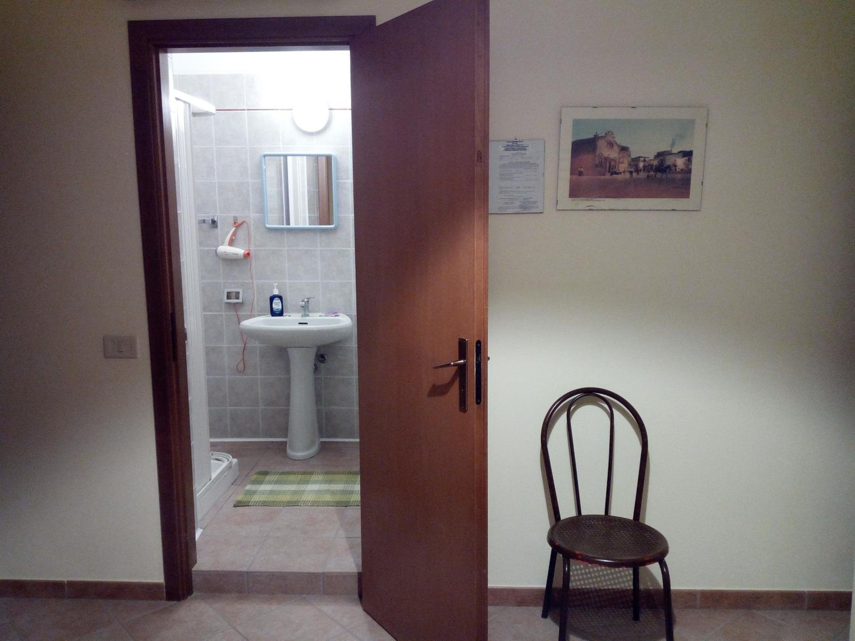 Double or Twin Room with Private Bathroom - Photo 15