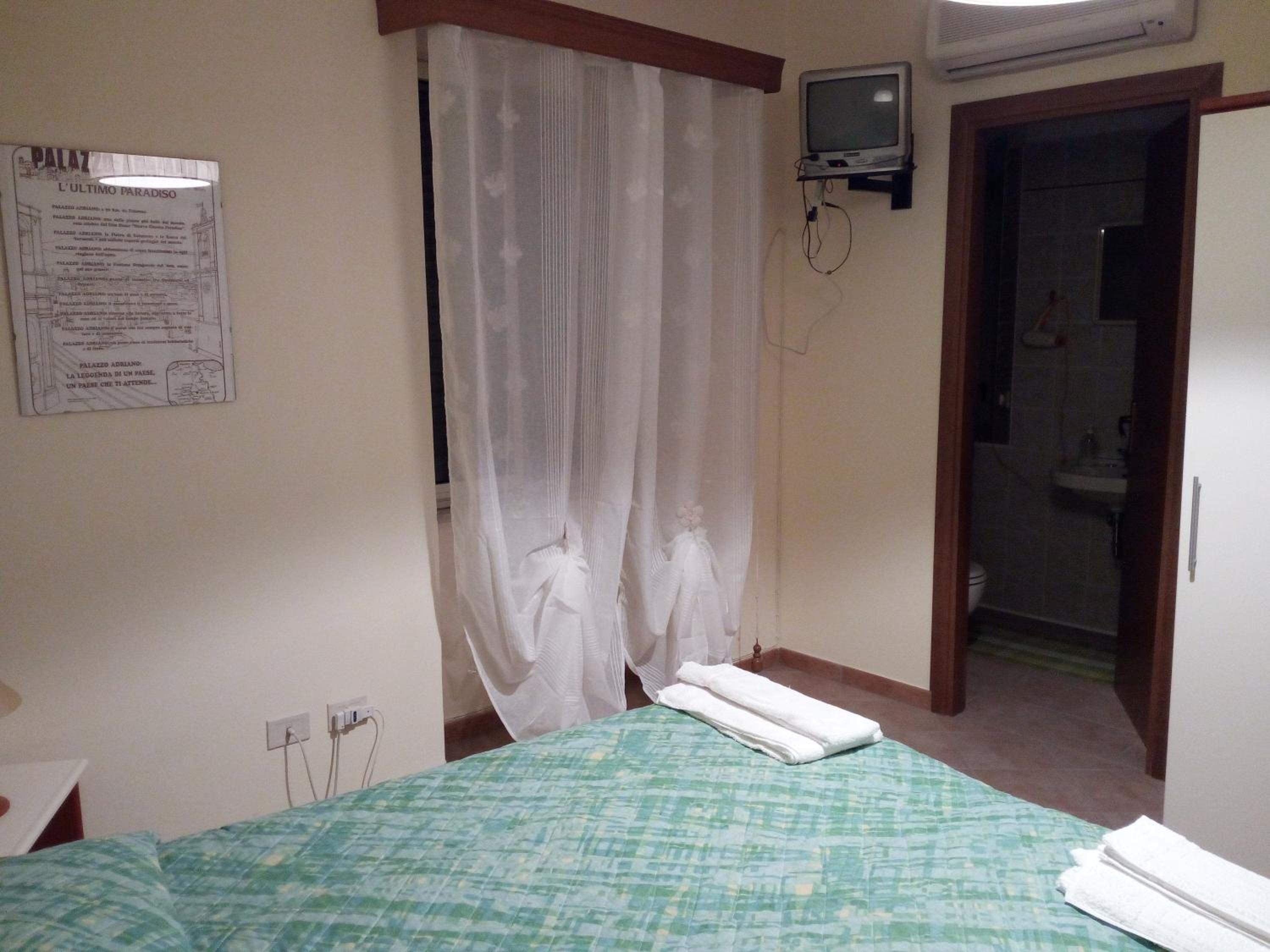 Double or Twin Room with Private Bathroom - Photo 17