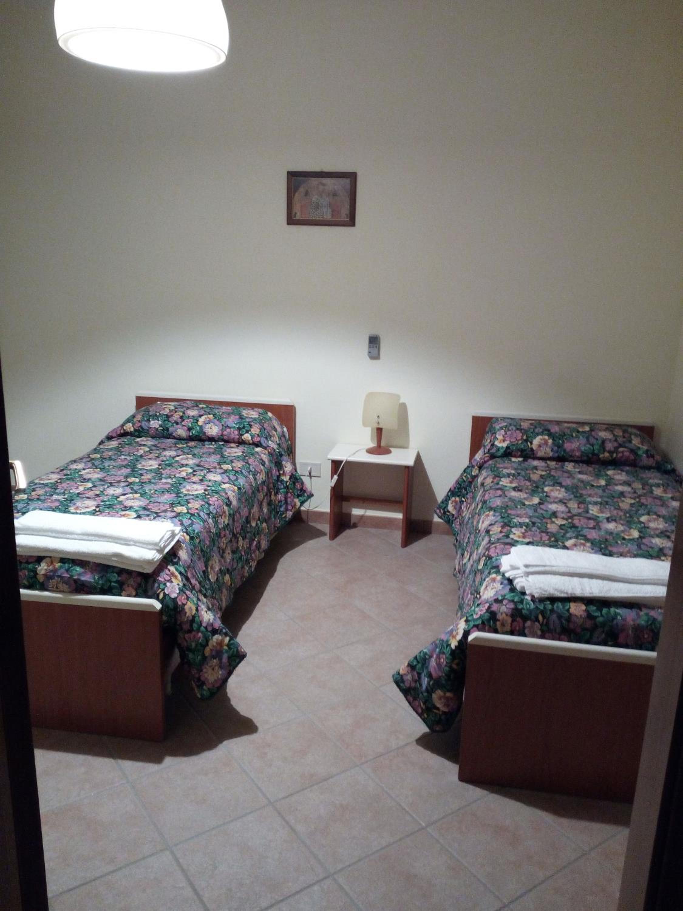 Double or Twin Room with Private Bathroom - Photo 19