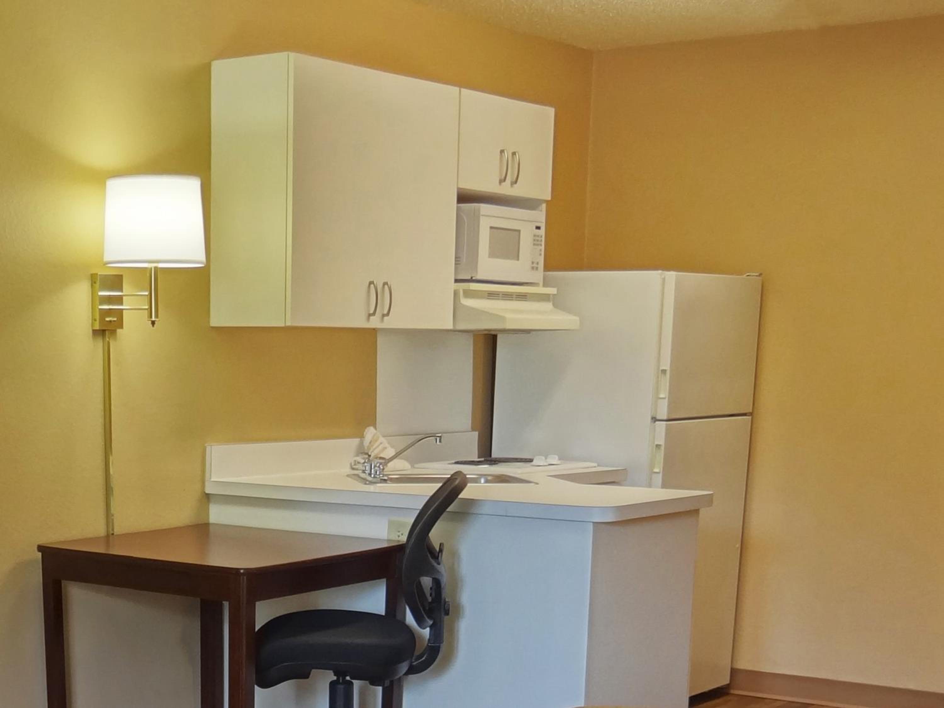 1 King Bed | Non-Smoking, Kitchen, Shower - Photo 6