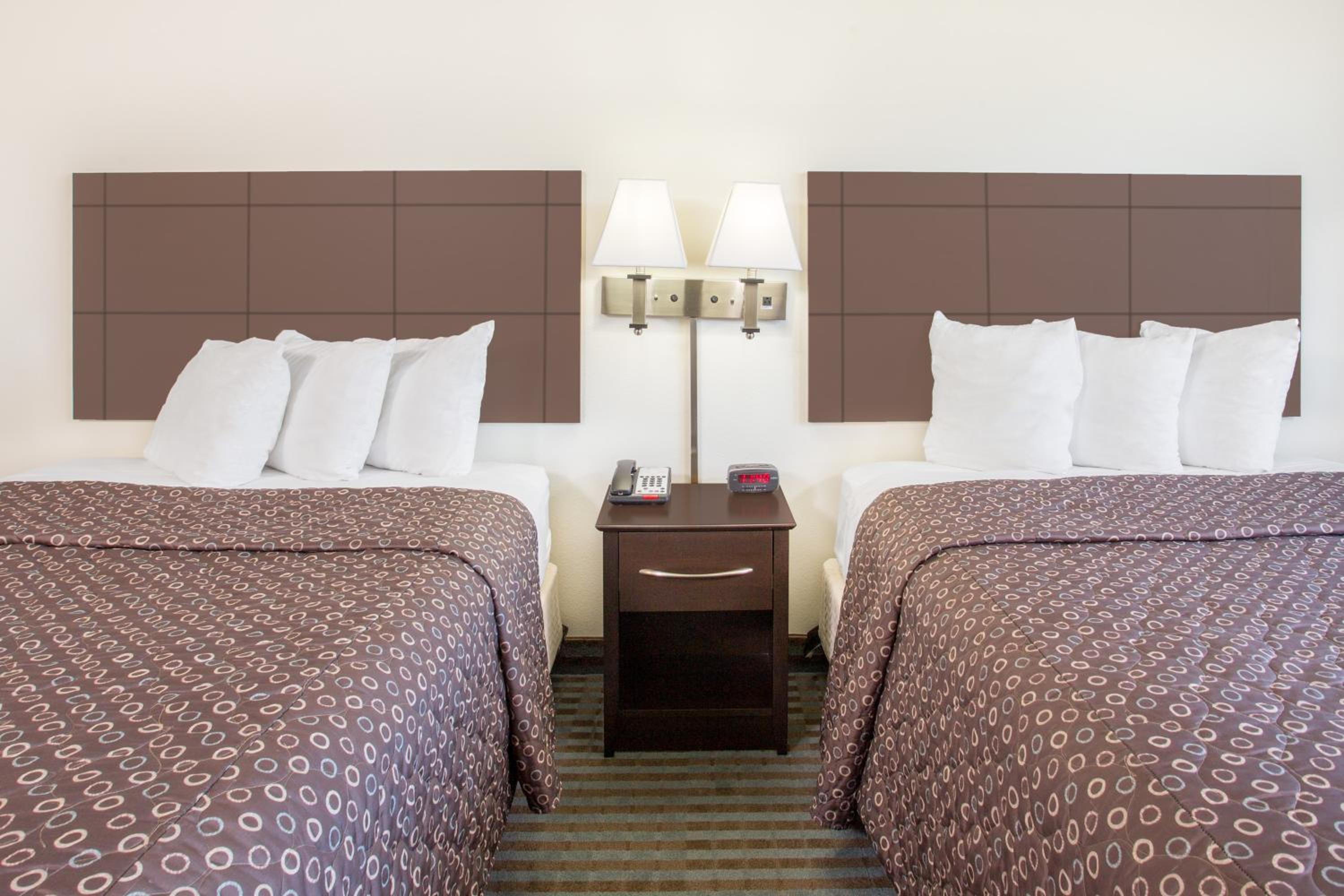 Queen Room with Two Queen Beds - Non-Smoking - Photo 5