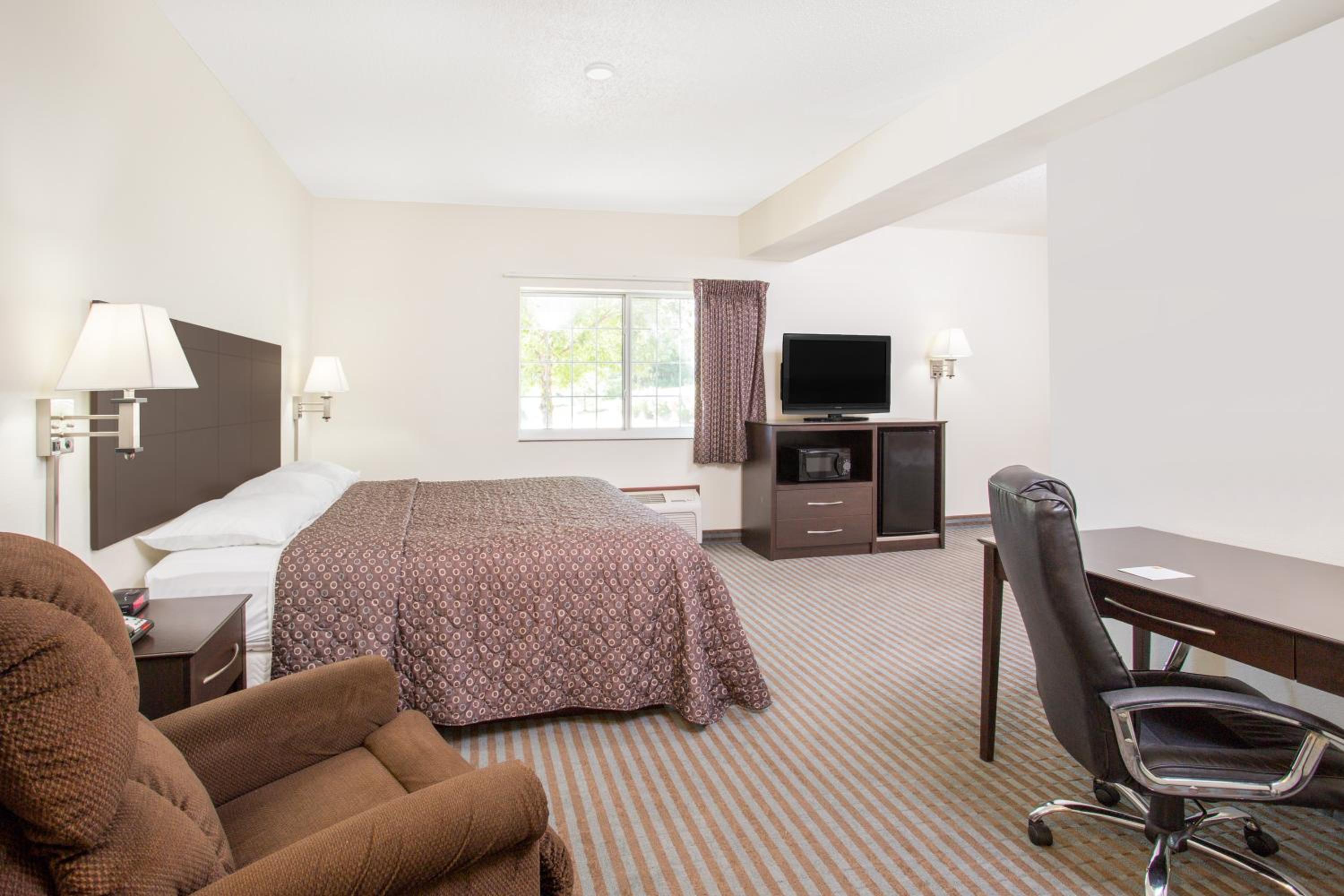 King Suite - Non-Smoking - Photo 2