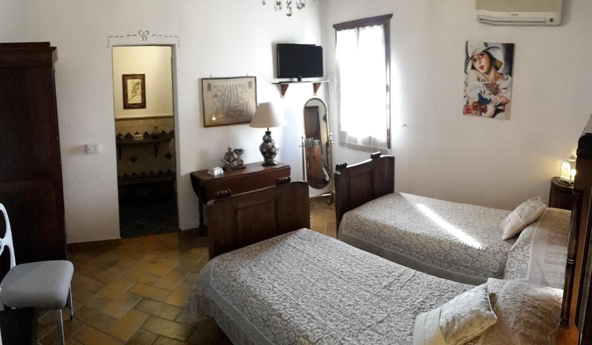 Double or Twin Room with Private Bathroom - Photo 11