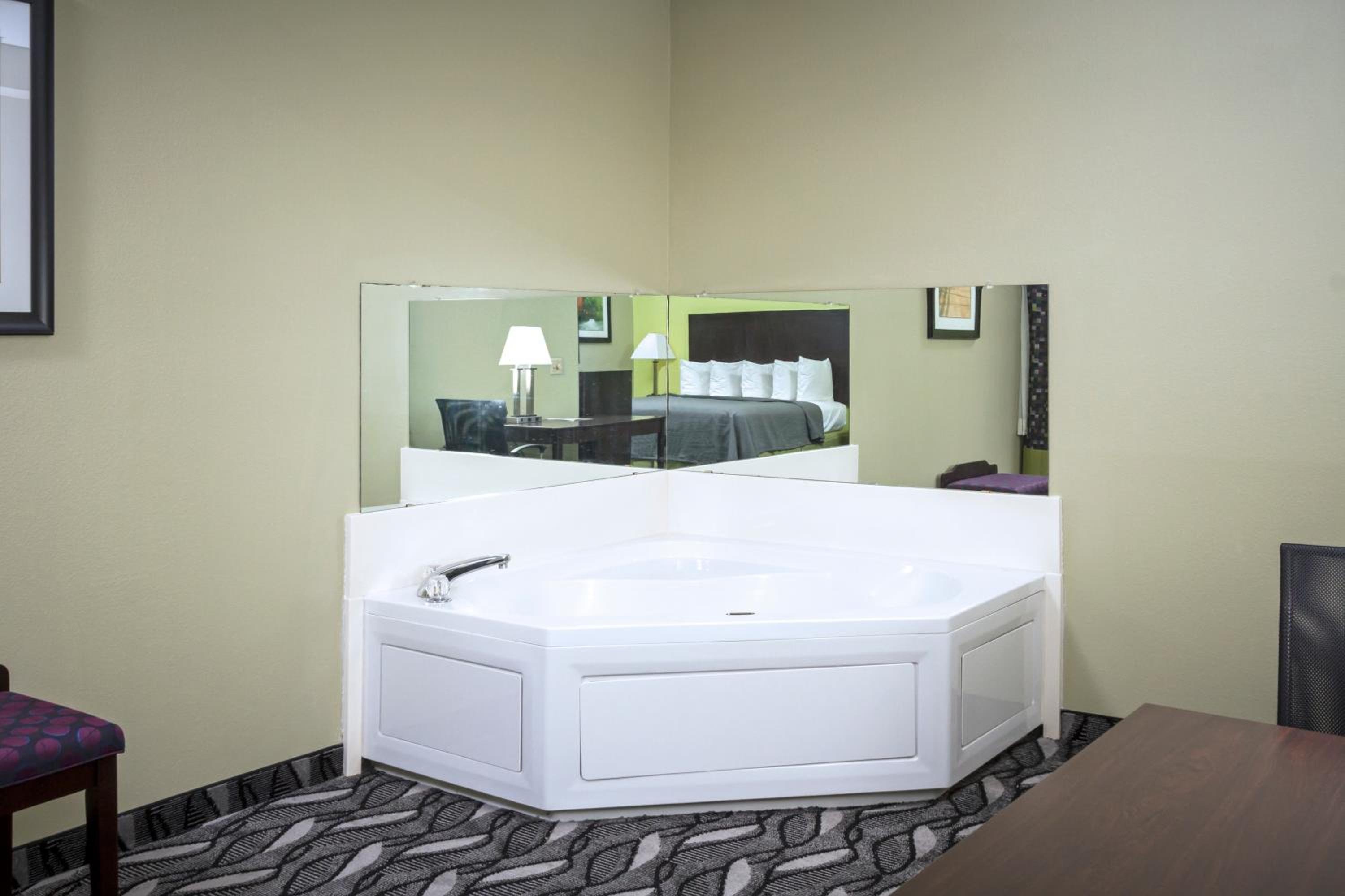 King Room with Whirlpool - Non-smoking