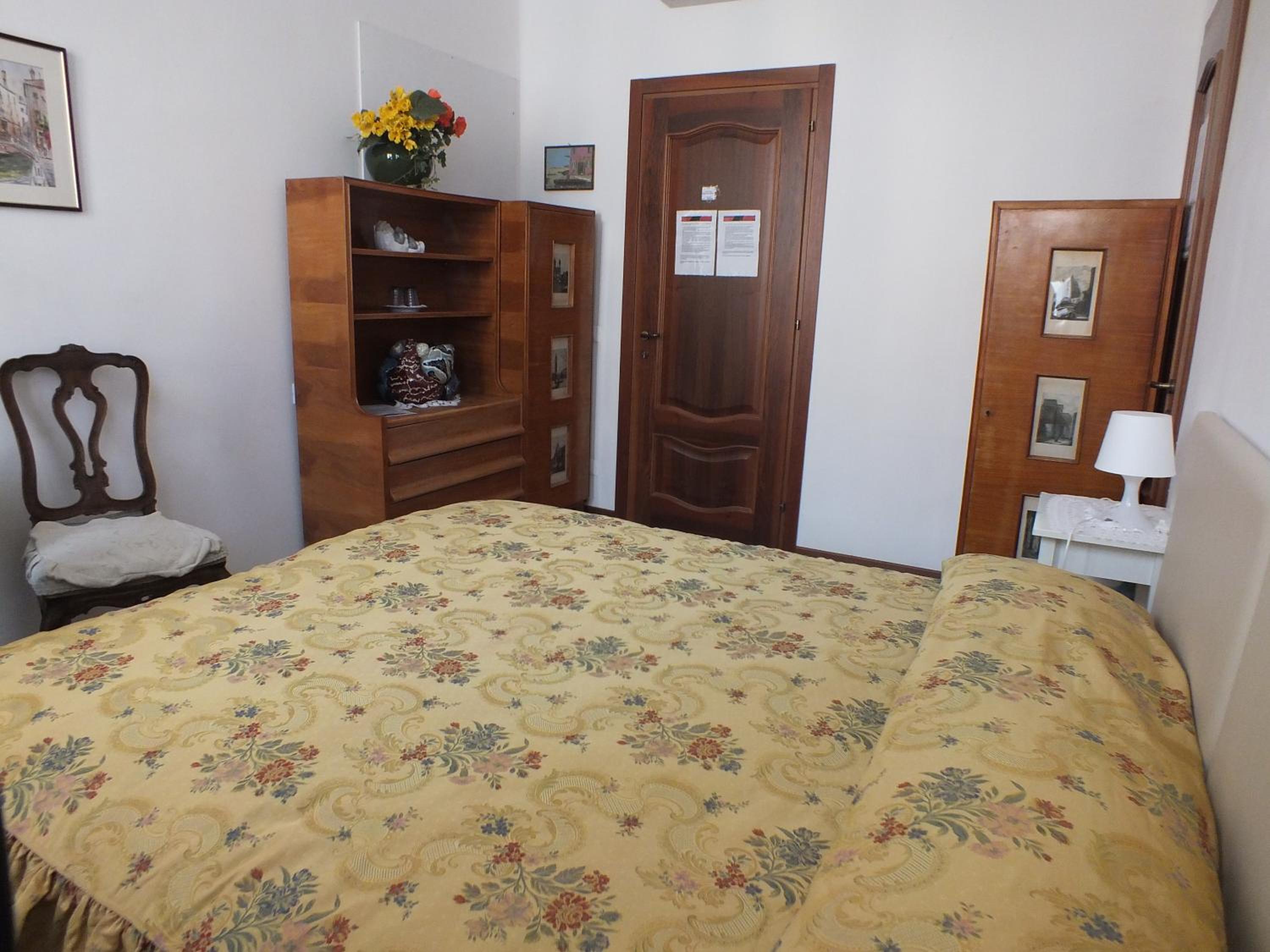 Double Room with Shared Bathroom photo 1