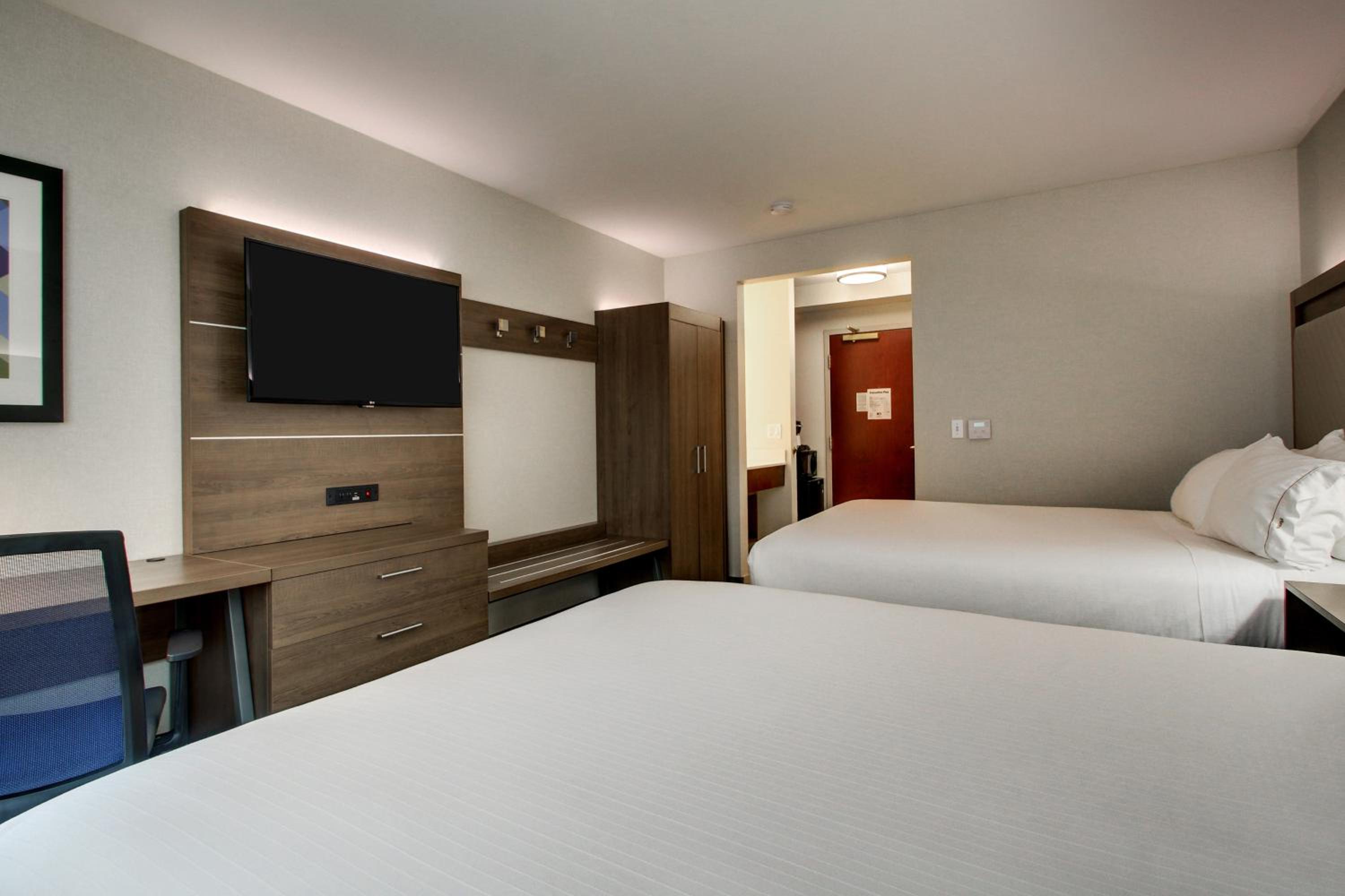 Standard Queen Room with Two Queen Beds - Photo 3