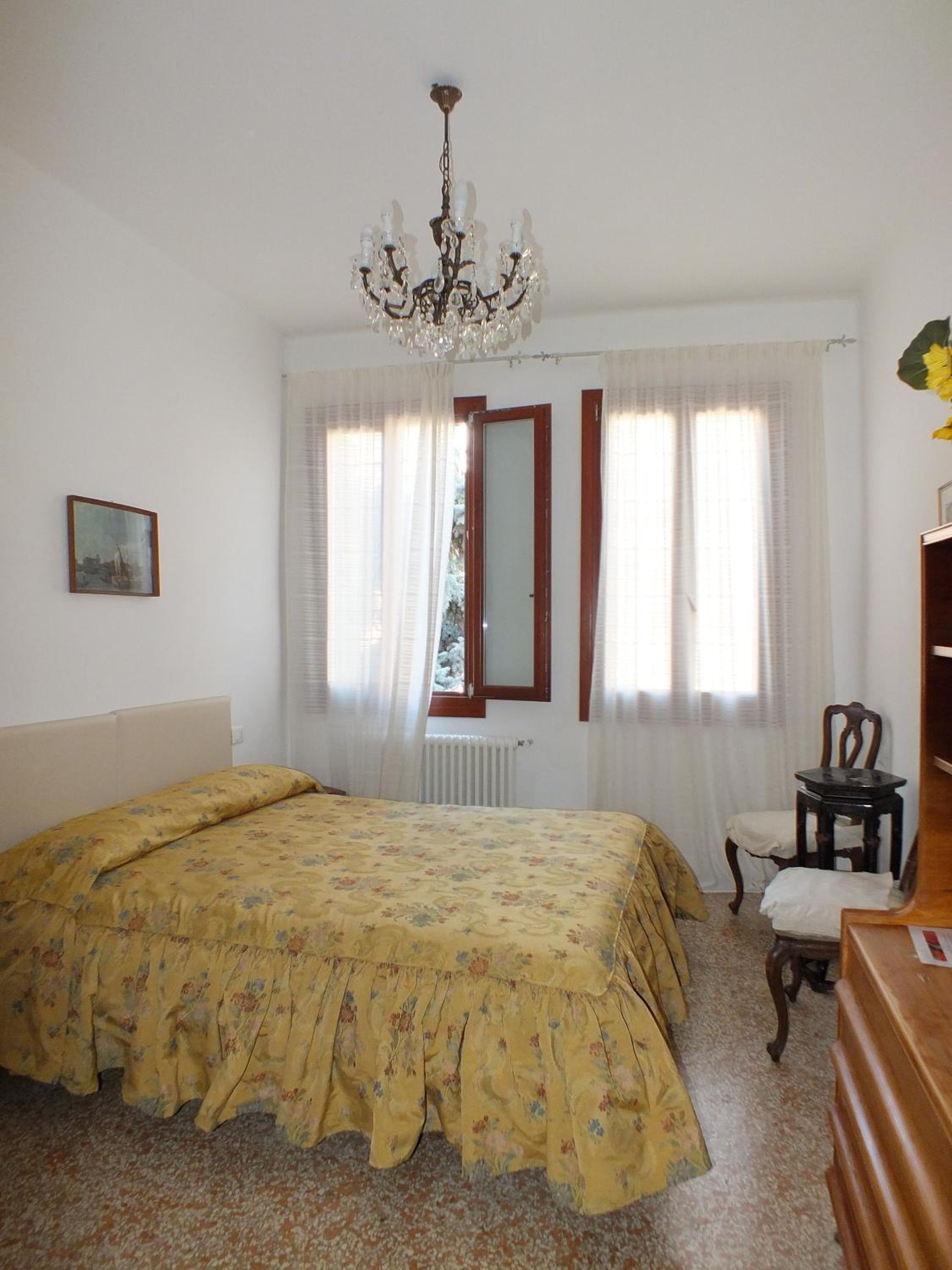 Double Room with Shared Bathroom photo 3