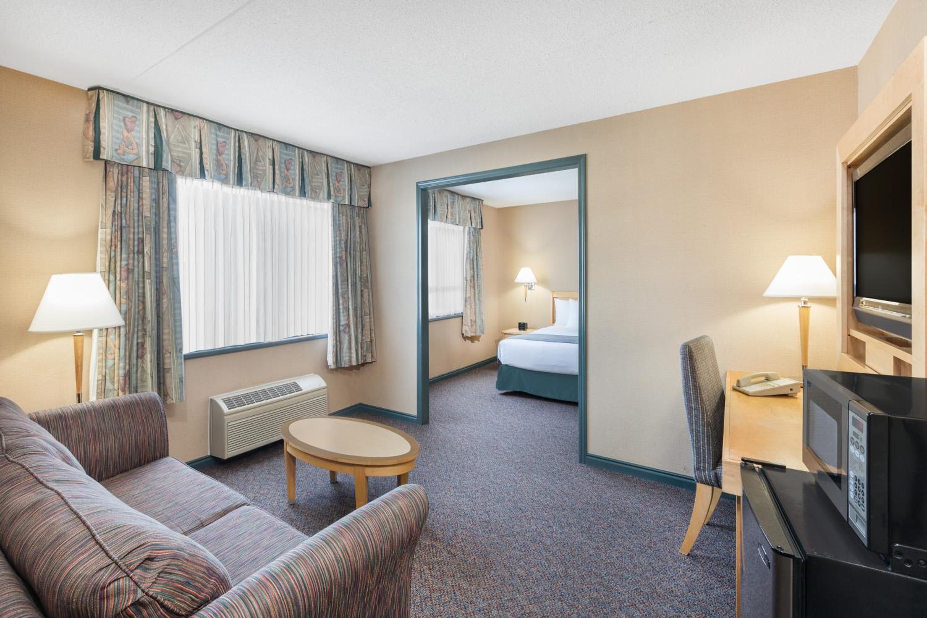 One-Bedroom Junior Suite - Non-Smoking - Photo 1