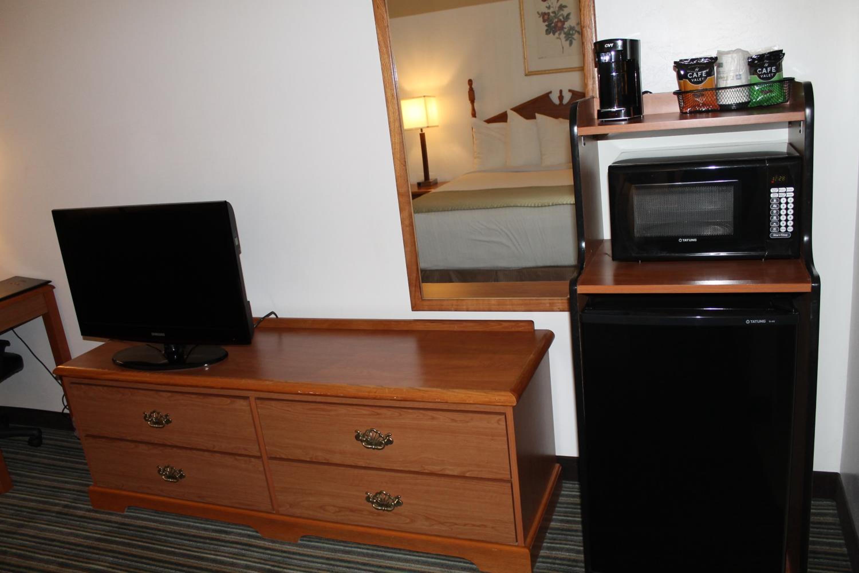 Queen Room with Two Queen Beds - Non-Smoking photo 3