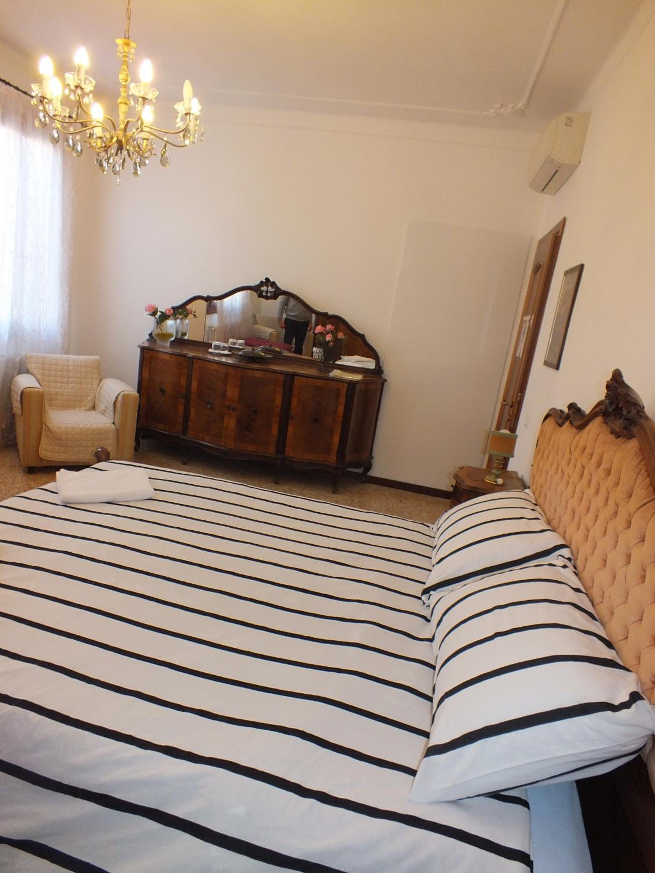 Double Room with Shared Bathroom and Extra Bed (2 Adults + 1 Child) photo 1