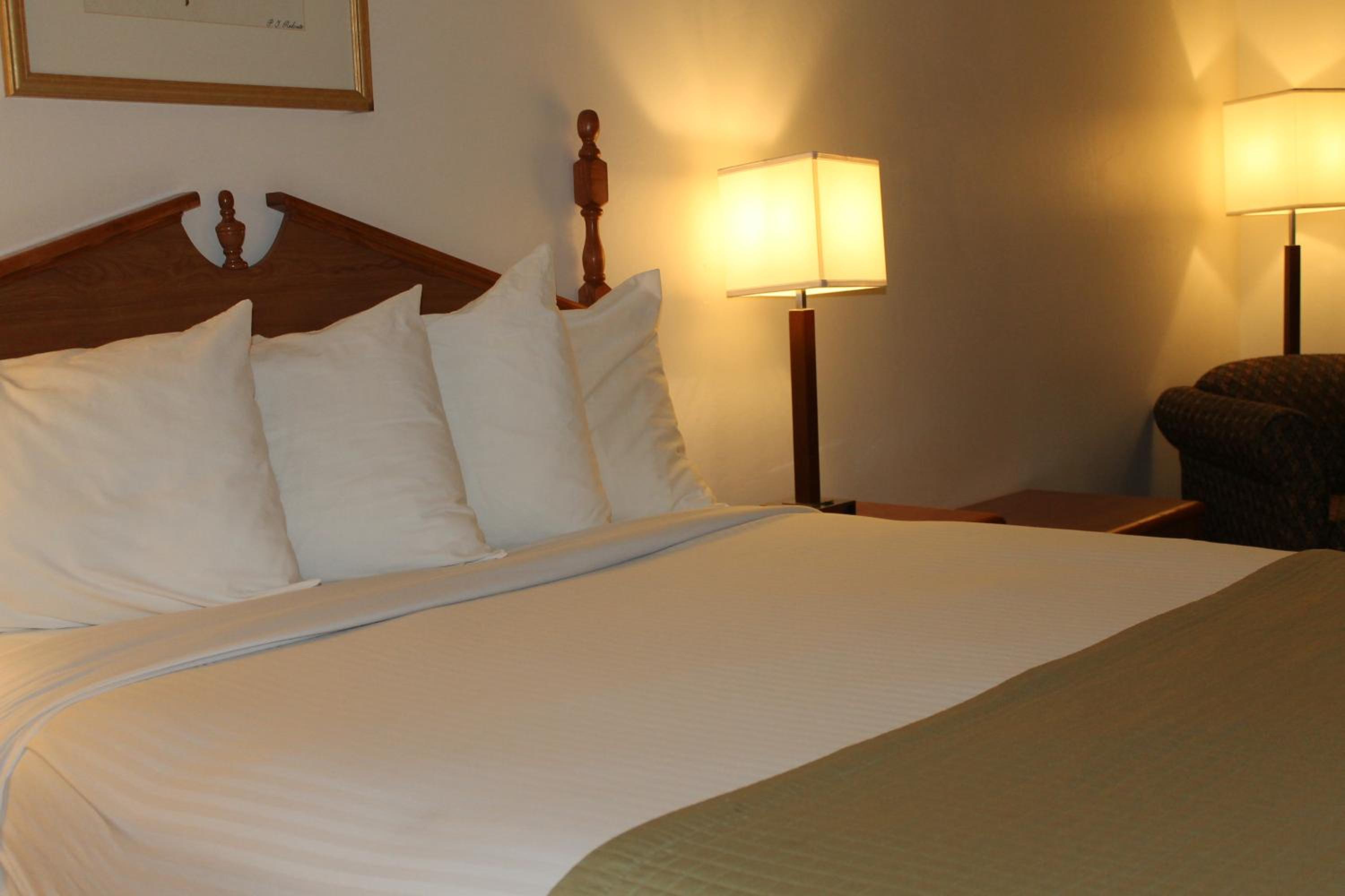 Queen Room with Two Queen Beds and Roll-In Shower - Disability Access/Non-Smoking photo 3