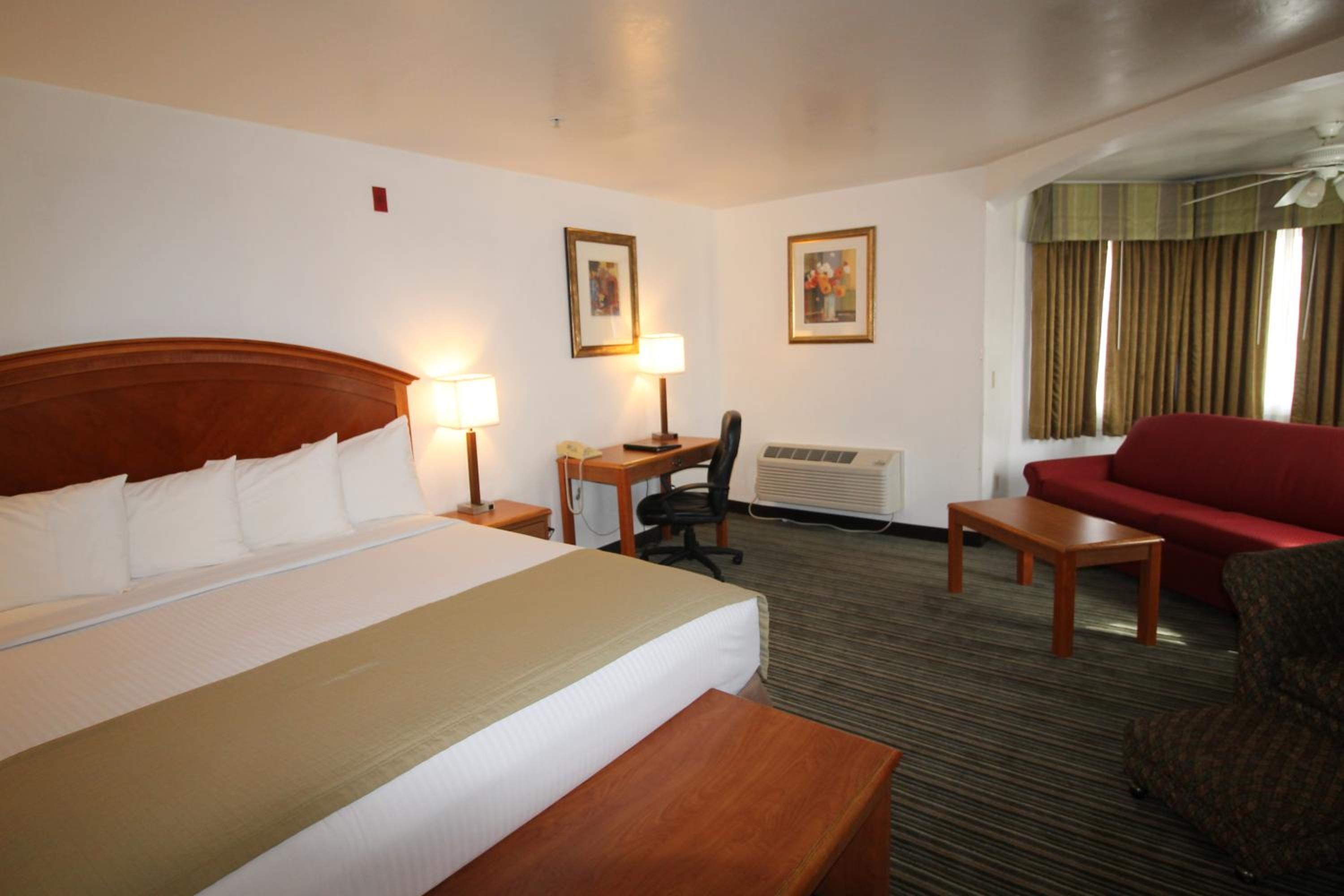 King Room with Sofa Bed - Non-Smoking photo 2