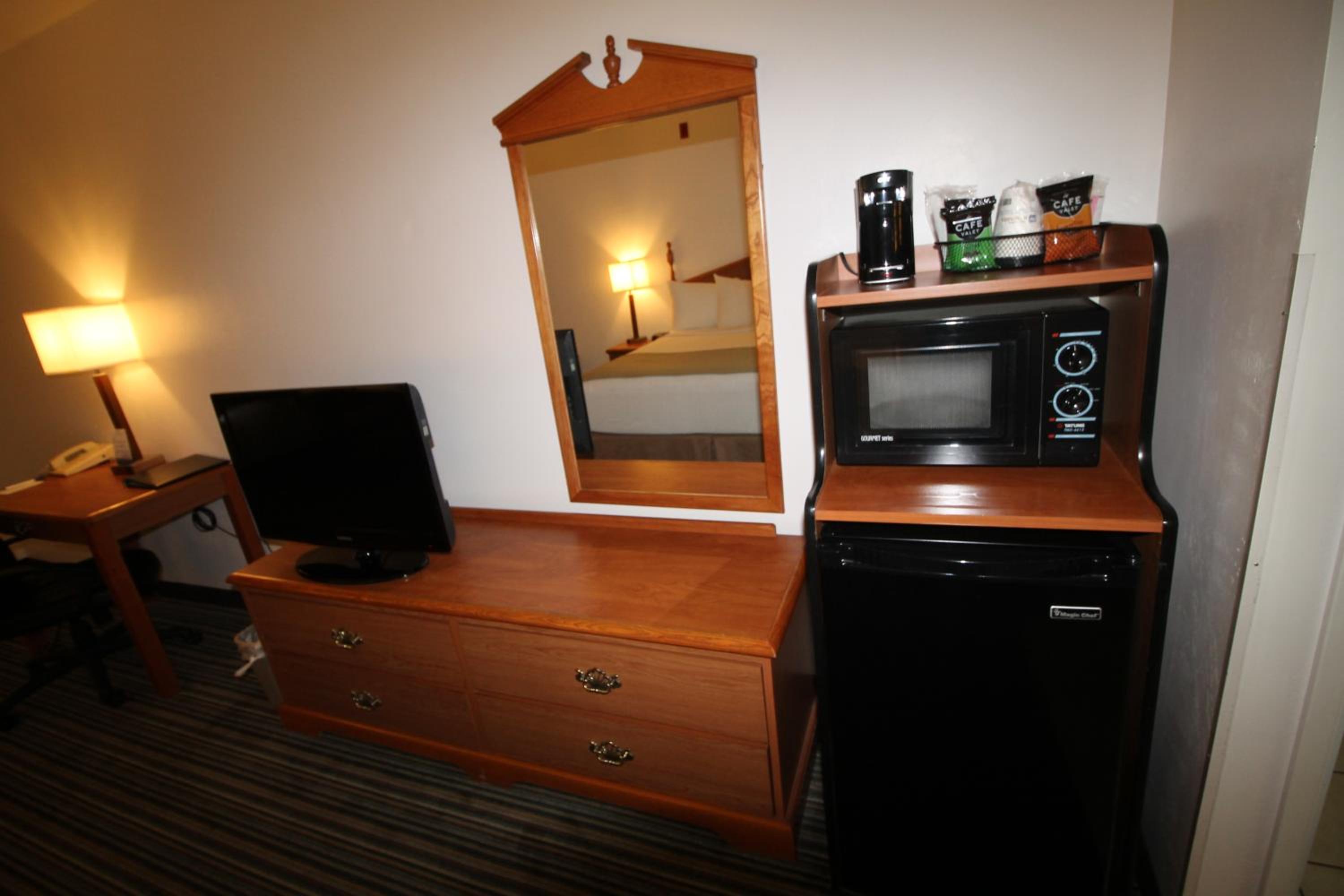 Deluxe King Room - Non-Smoking photo 3