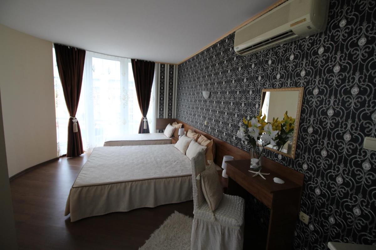Studio with Balcony - Photo 2