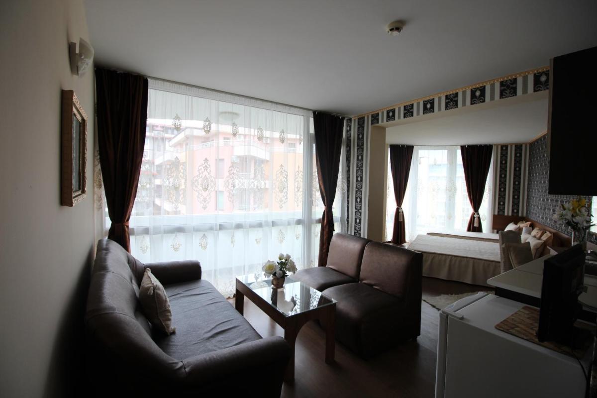 Studio with Balcony - Photo 13