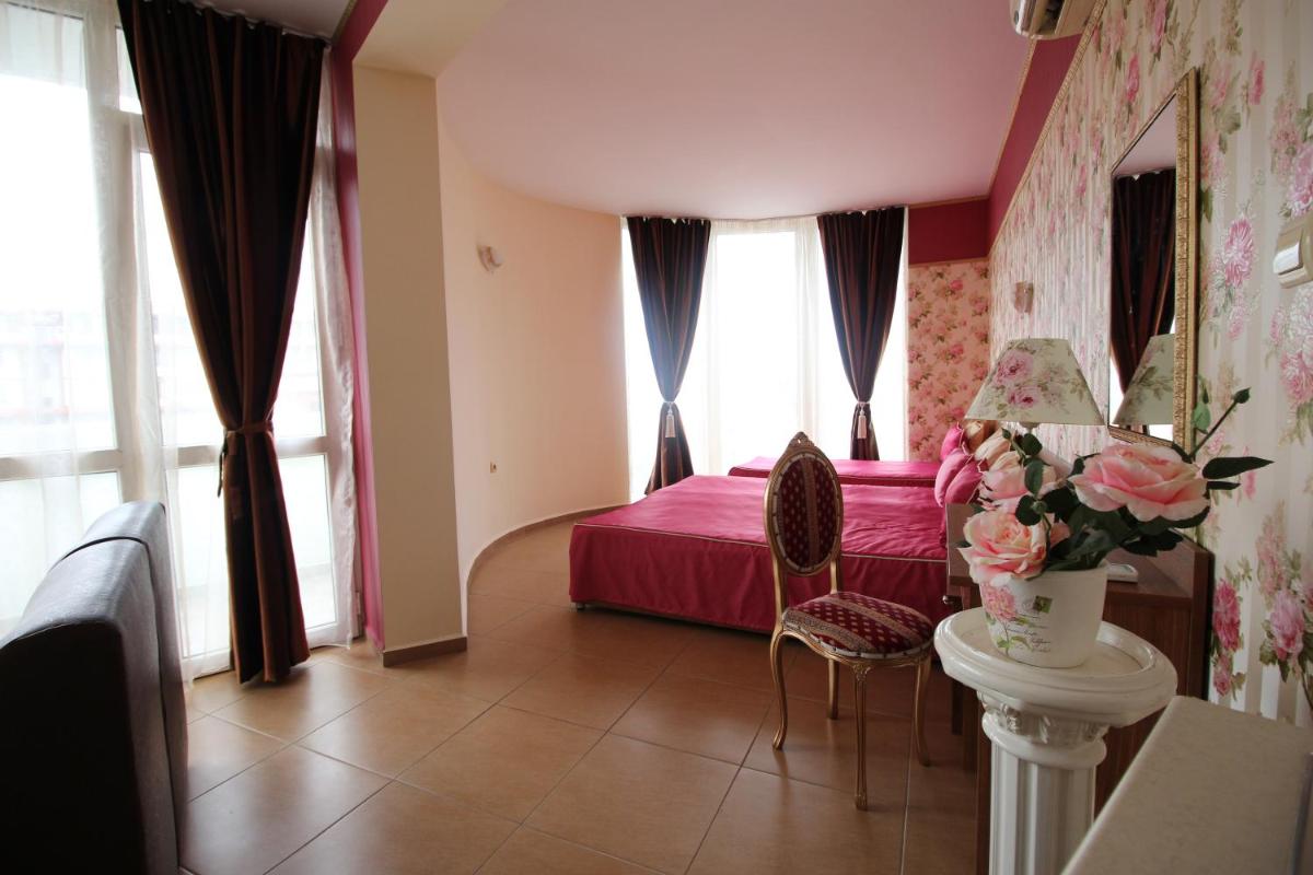 Studio with Balcony - Photo 12