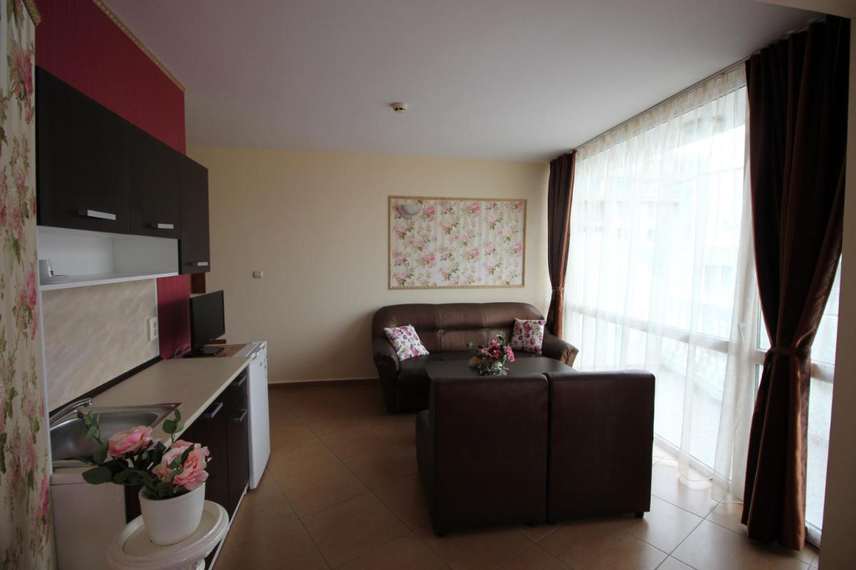 Studio with Balcony - Photo 18