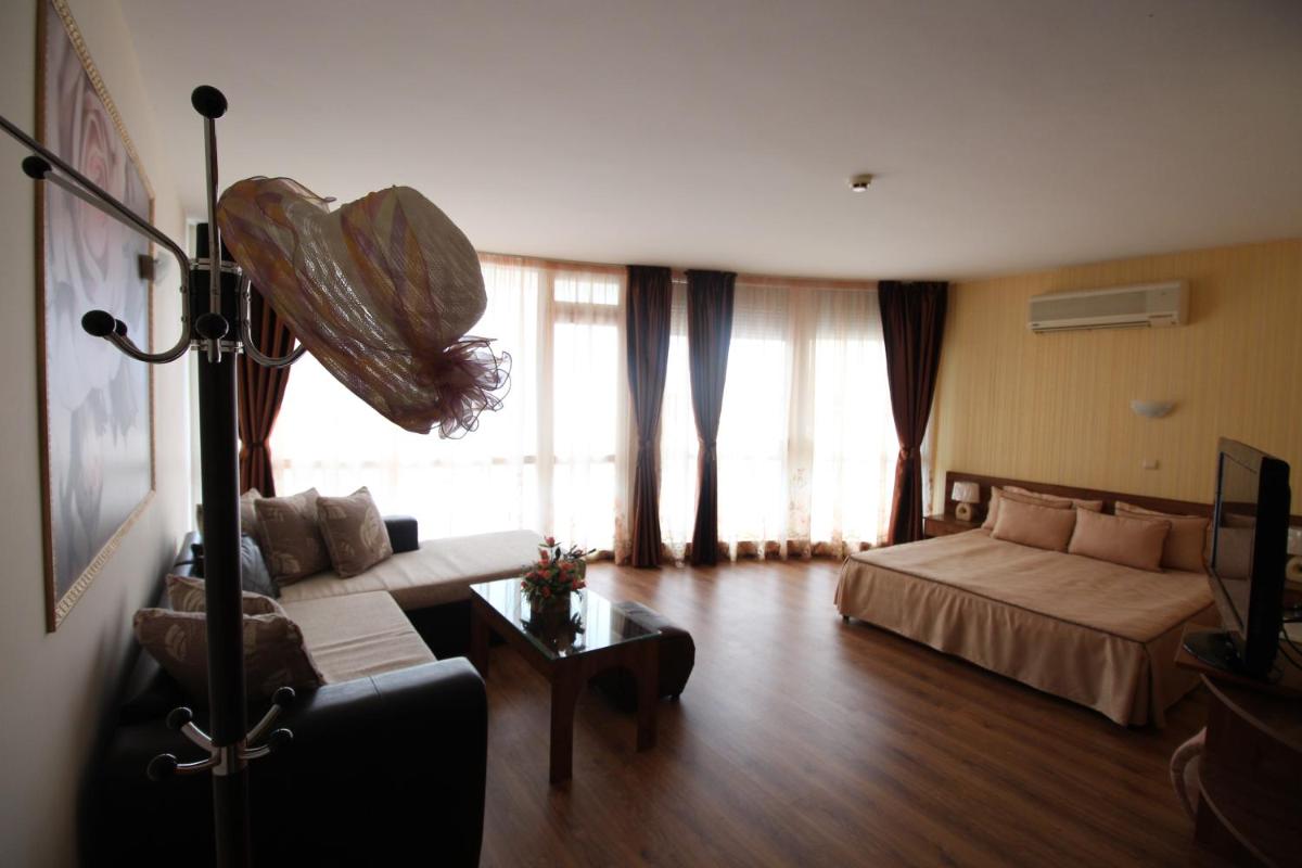 Queen Studio with Sofa Bed photo 1