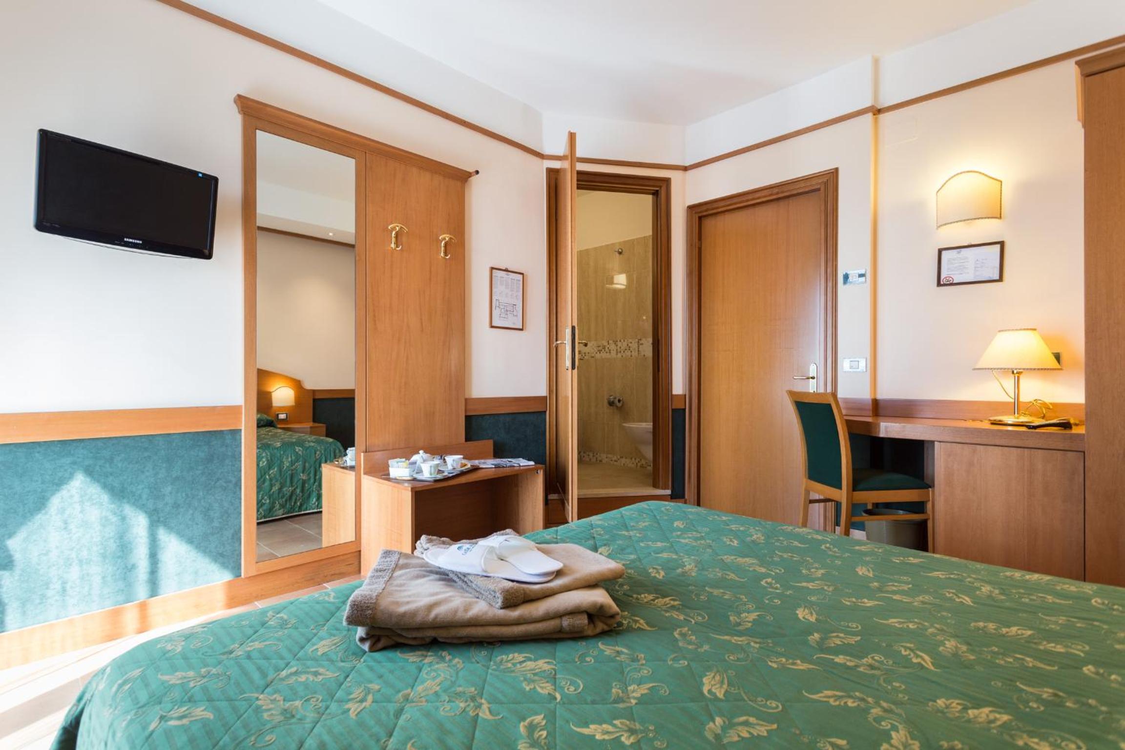 Standard Quadruple Room - Photo 3