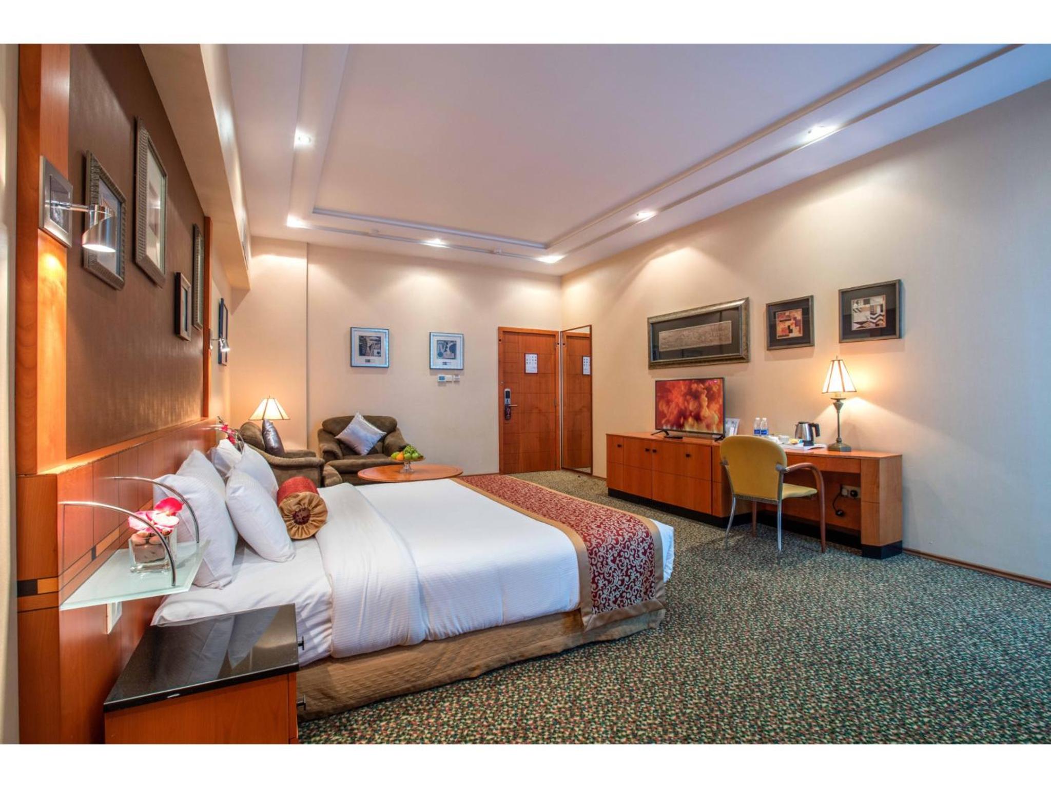 Deluxe King Room photo 2