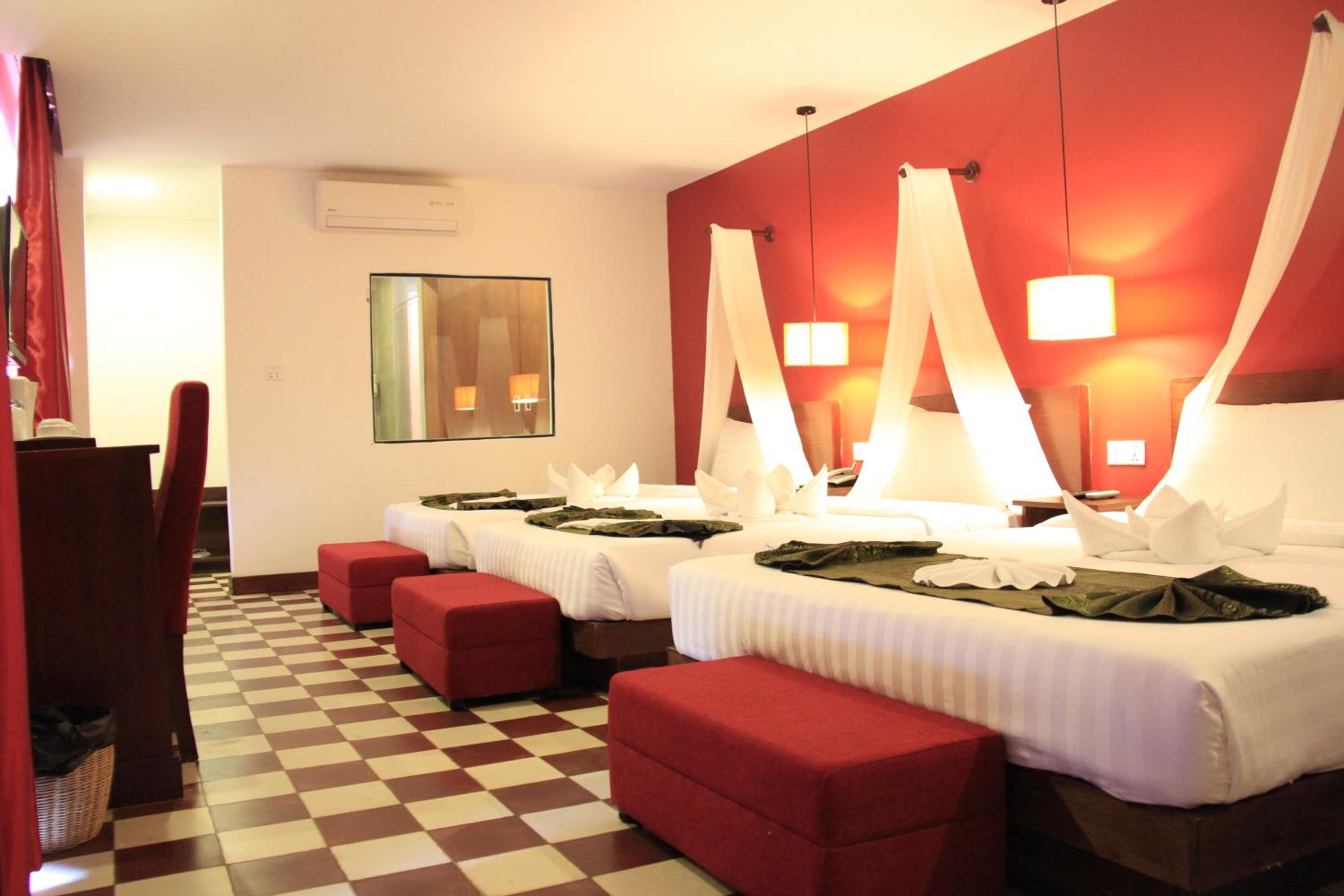 Deluxe Triple Room with Balcony - Photo 3