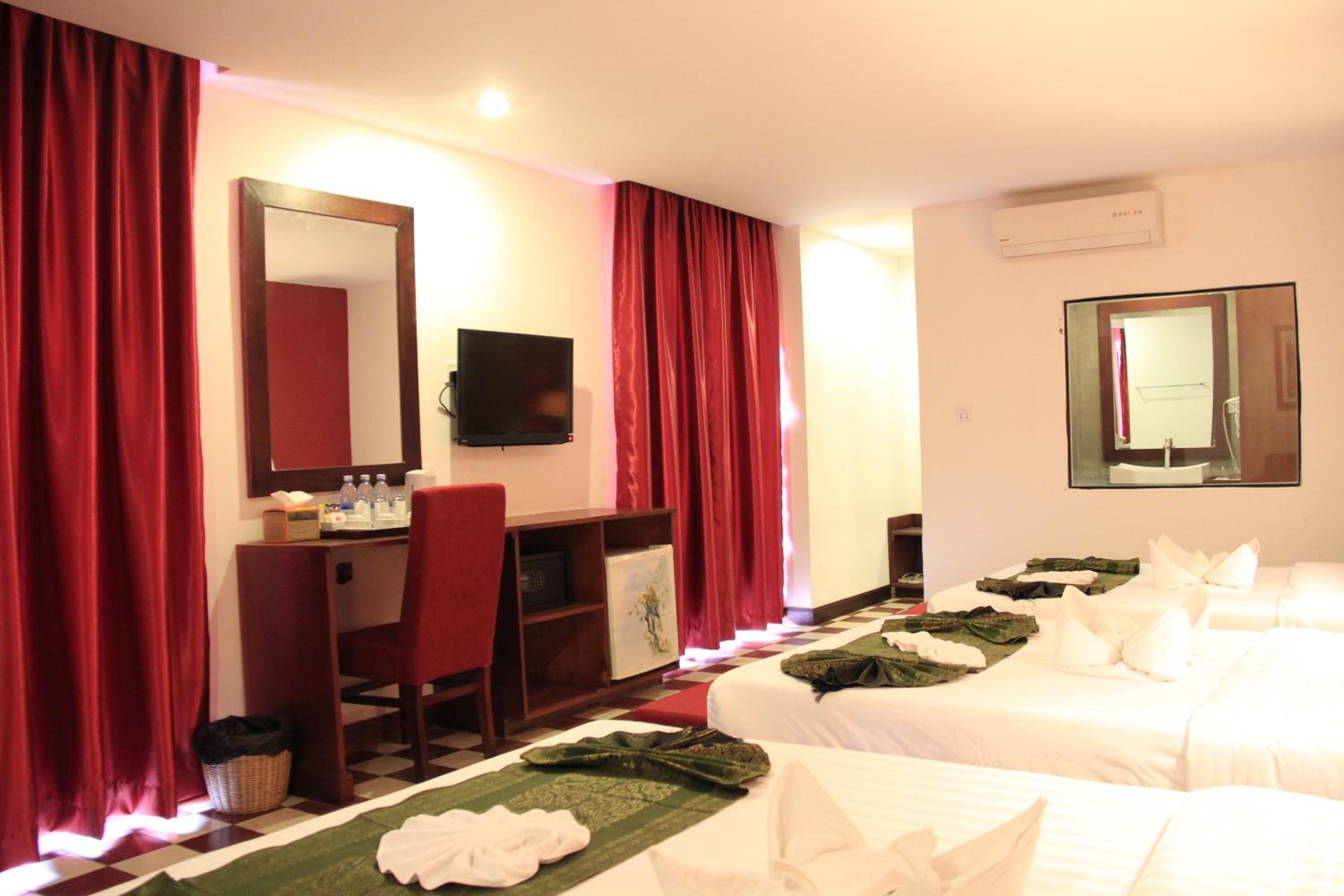 Deluxe Triple Room with Balcony - Photo 4
