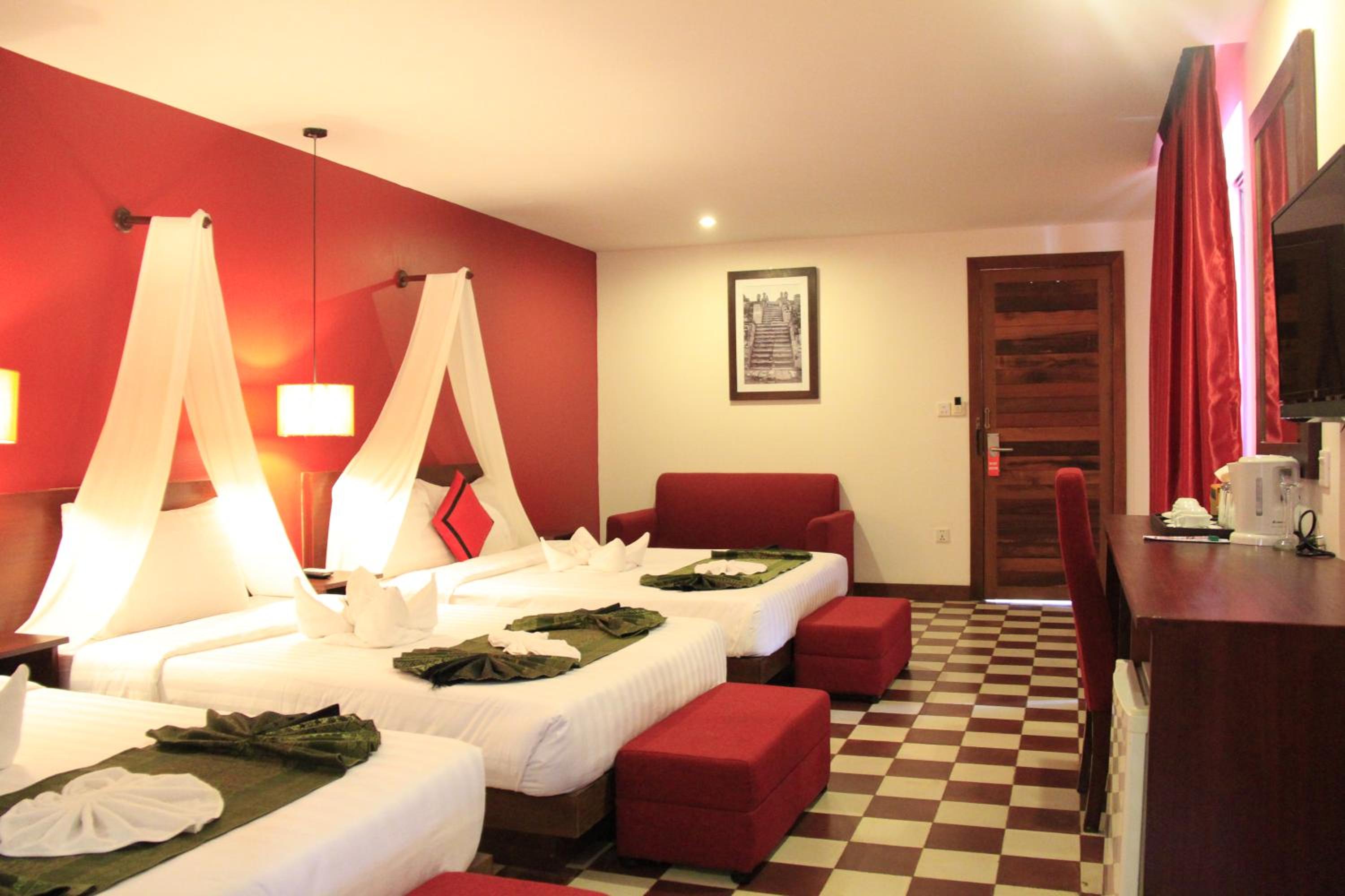 Deluxe Triple Room with Balcony - Photo 1