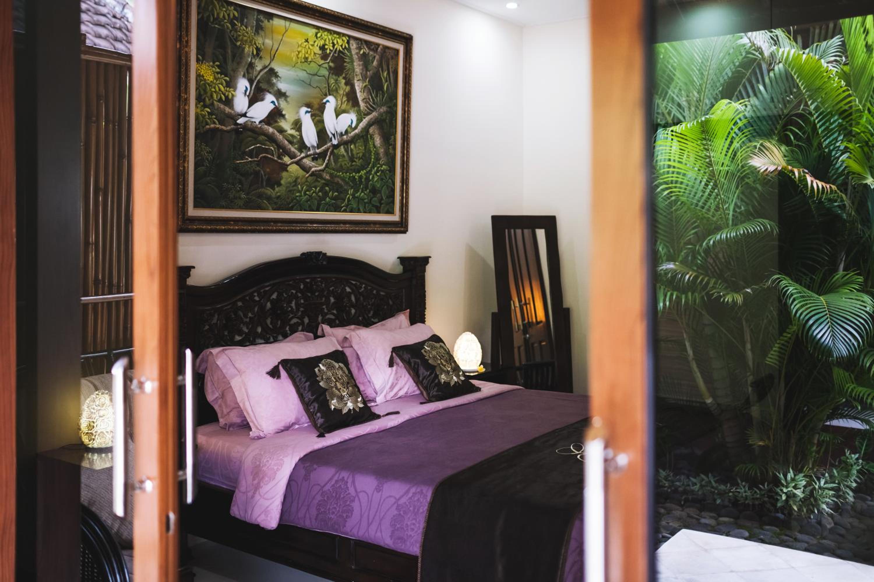 King Suite with Pool View