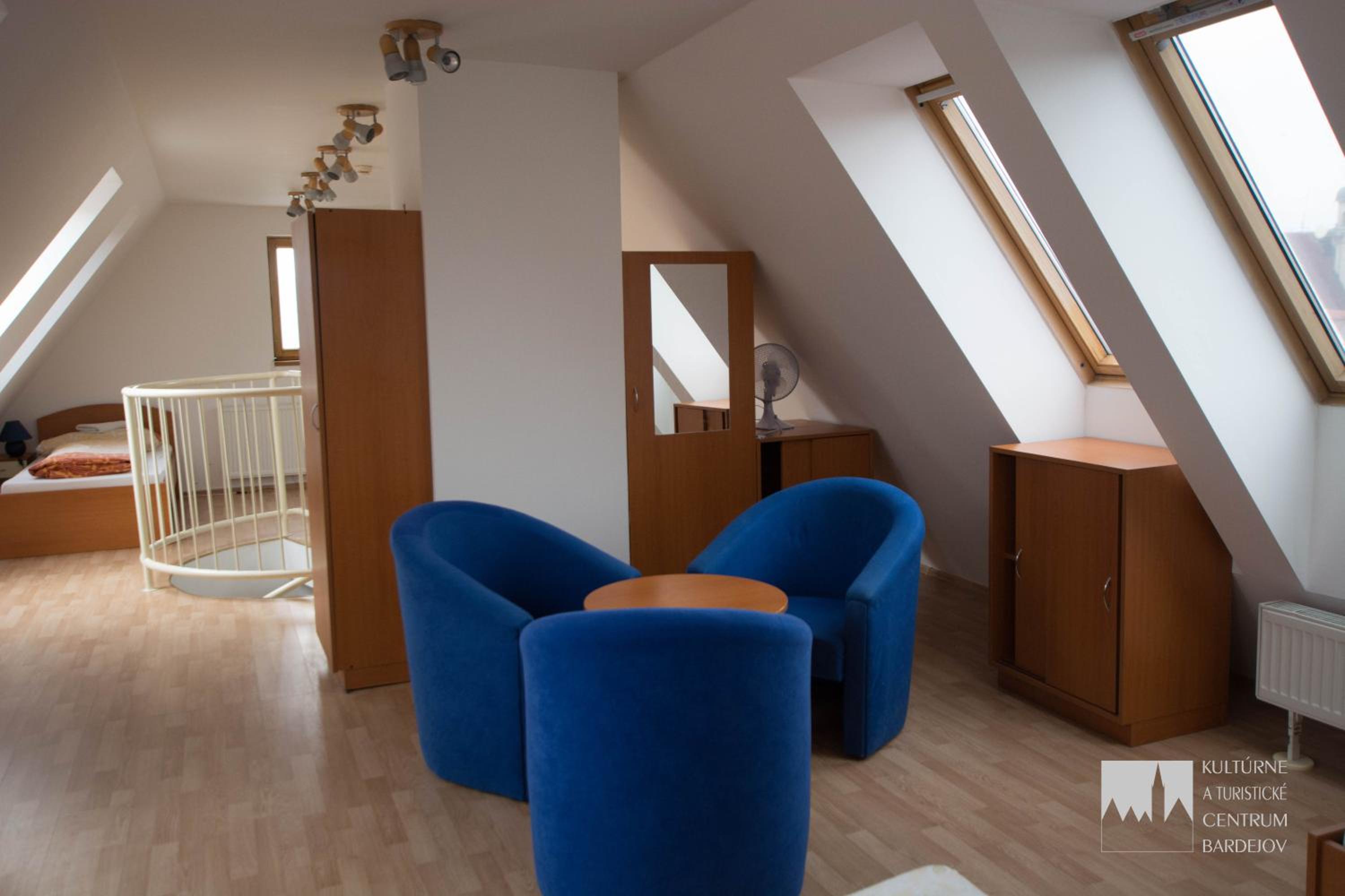 Family Room with Private Bathroom - Photo 7
