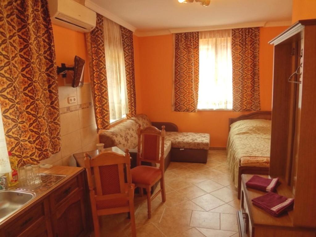 Studio Apartment photo 3