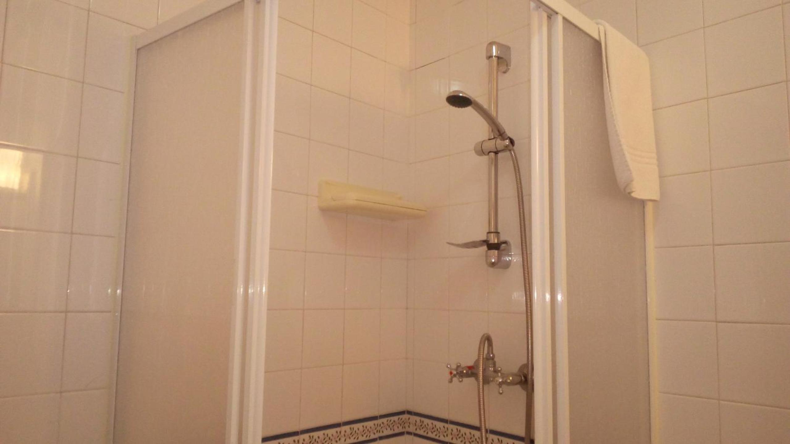 Twin Room with Private Bathroom - Photo 9