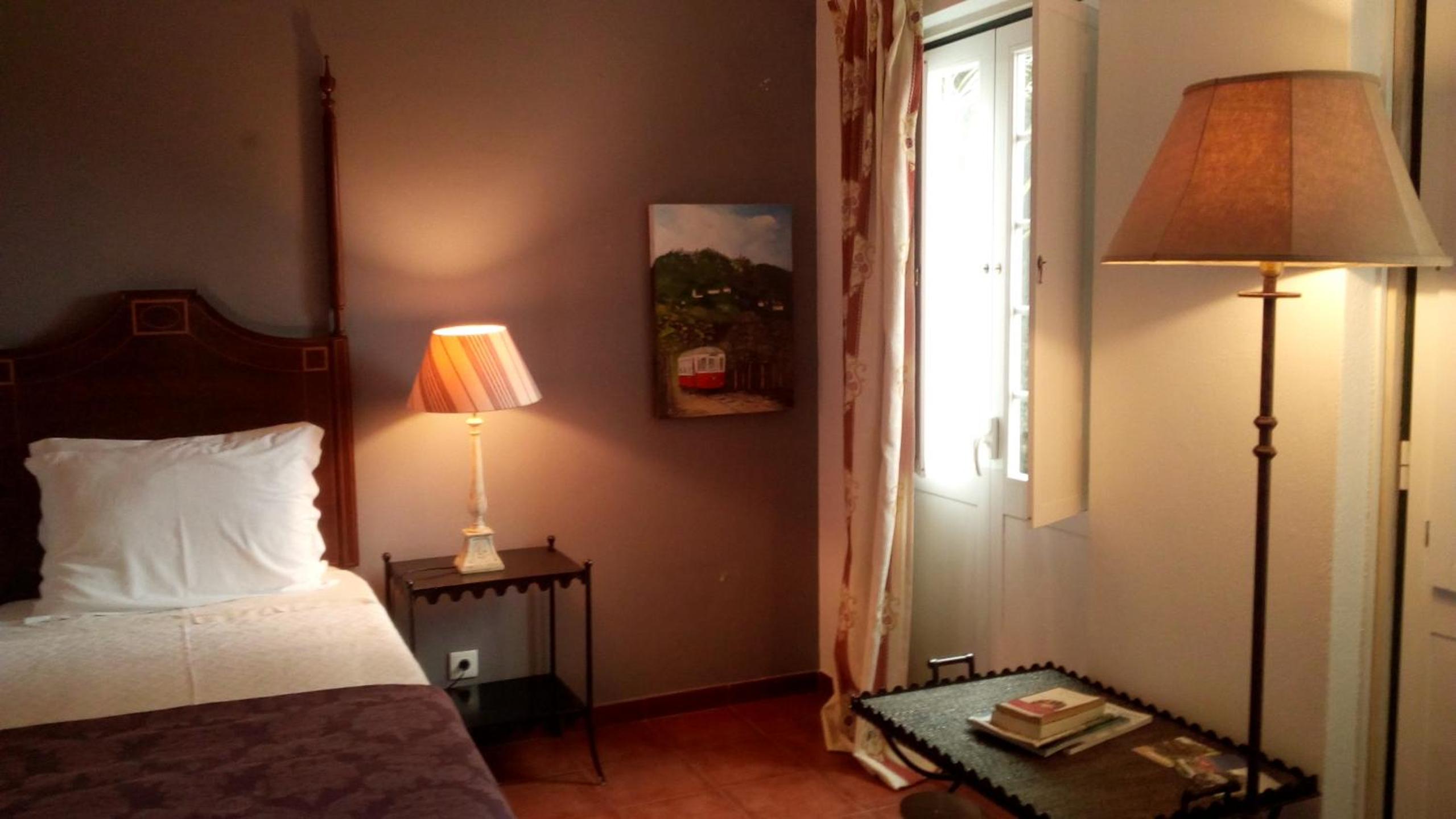 Twin Room with Private Bathroom - Photo 10