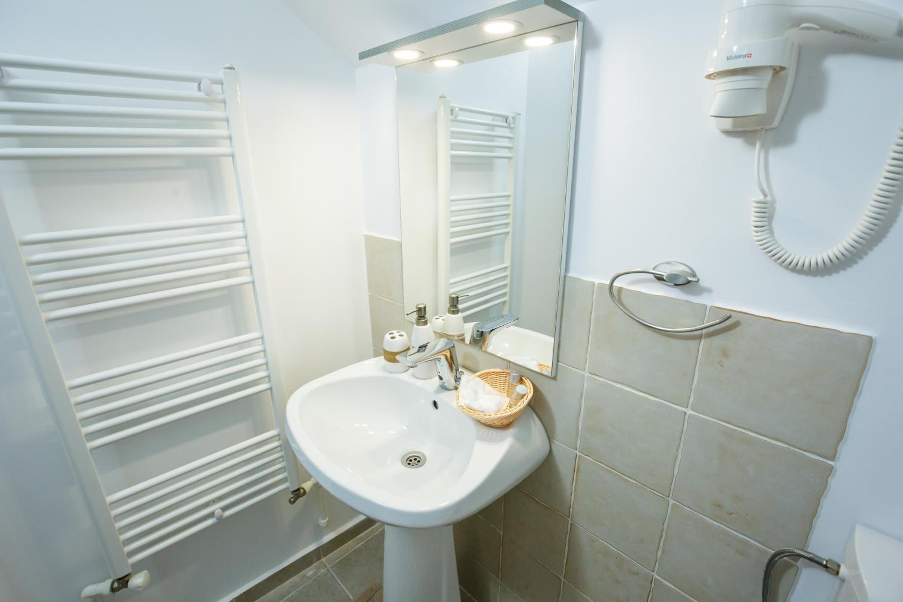 Double Room - Photo 11