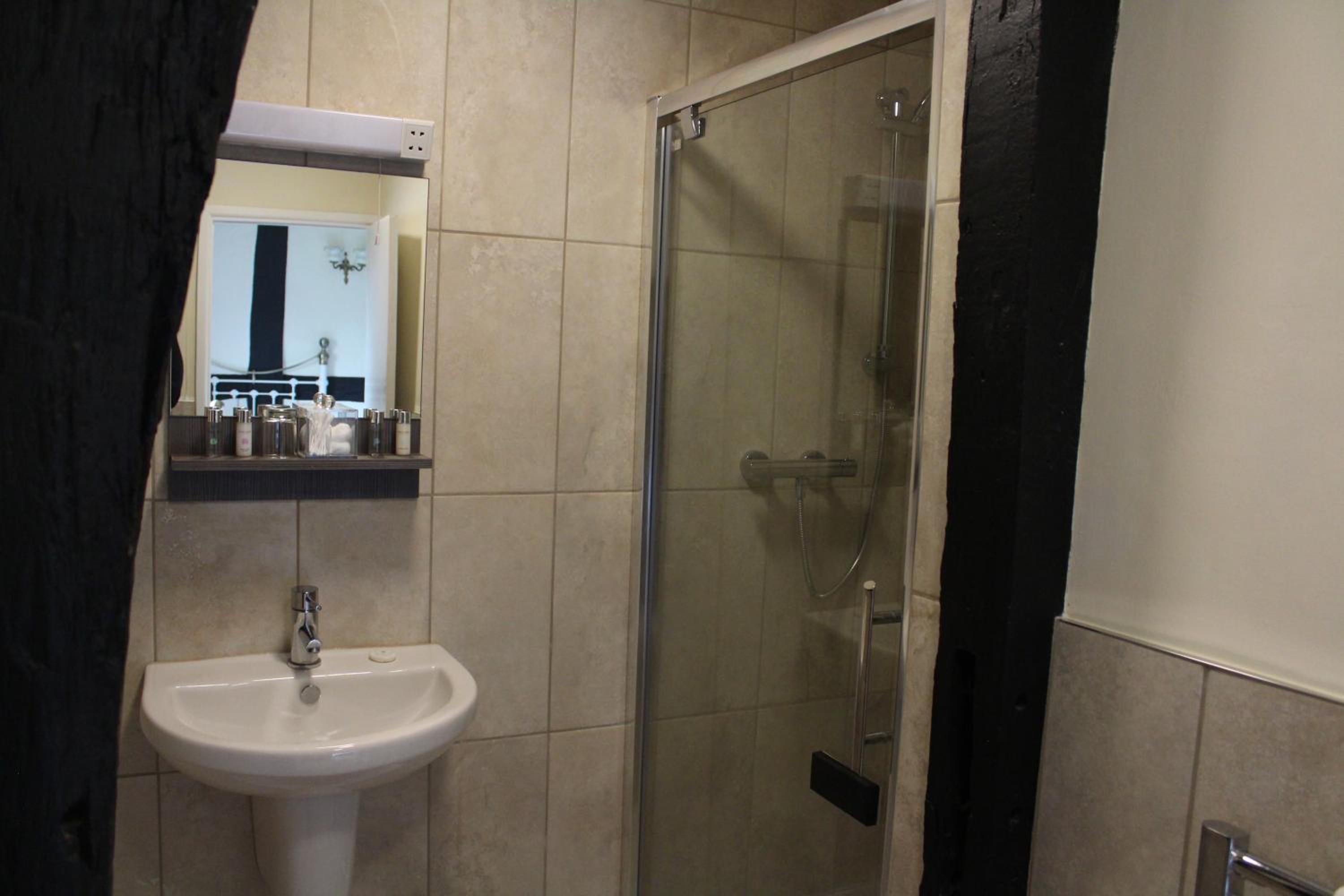 Deluxe Double Room with Shower - Photo 5