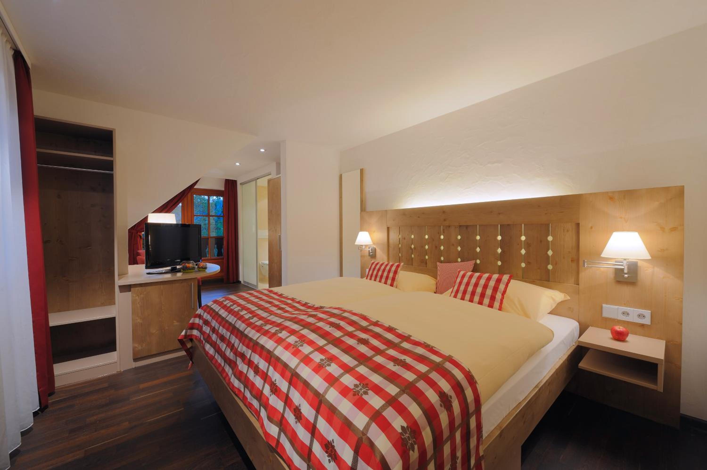 Elegance Double Room with lateral Lake View and Balcony - Photo 2