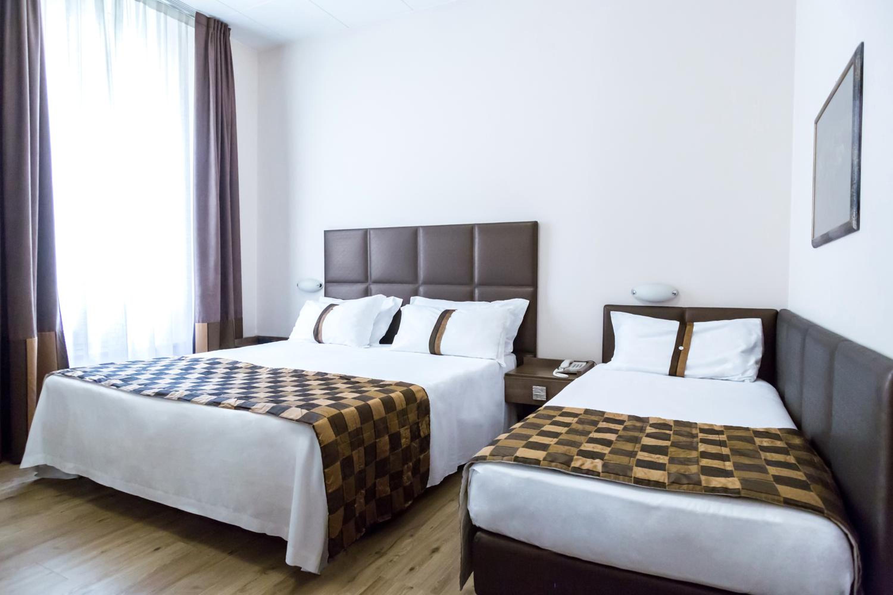 Classic Room with King and Single Bed photo 2