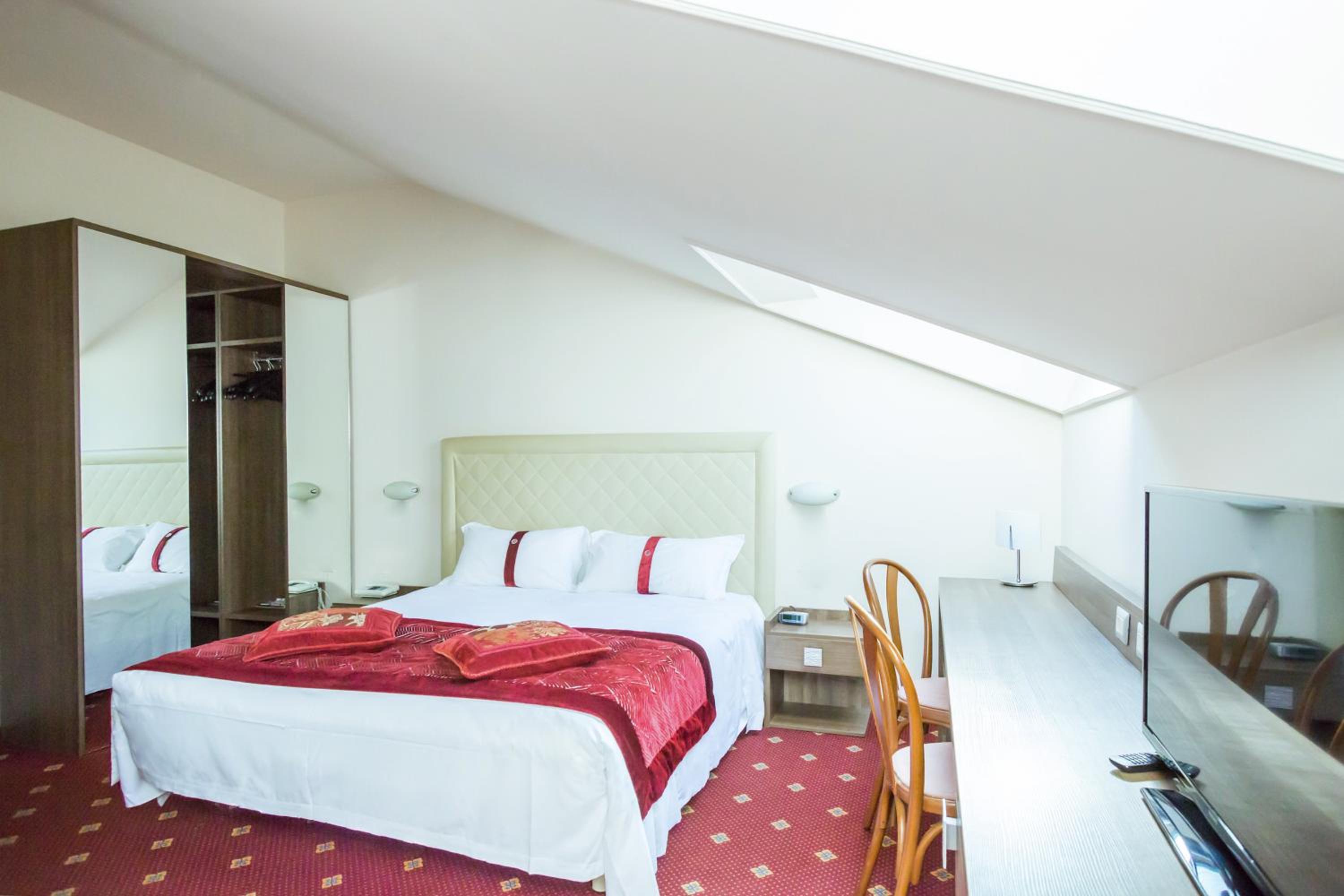 Classic Room with King and Single Bed photo 3