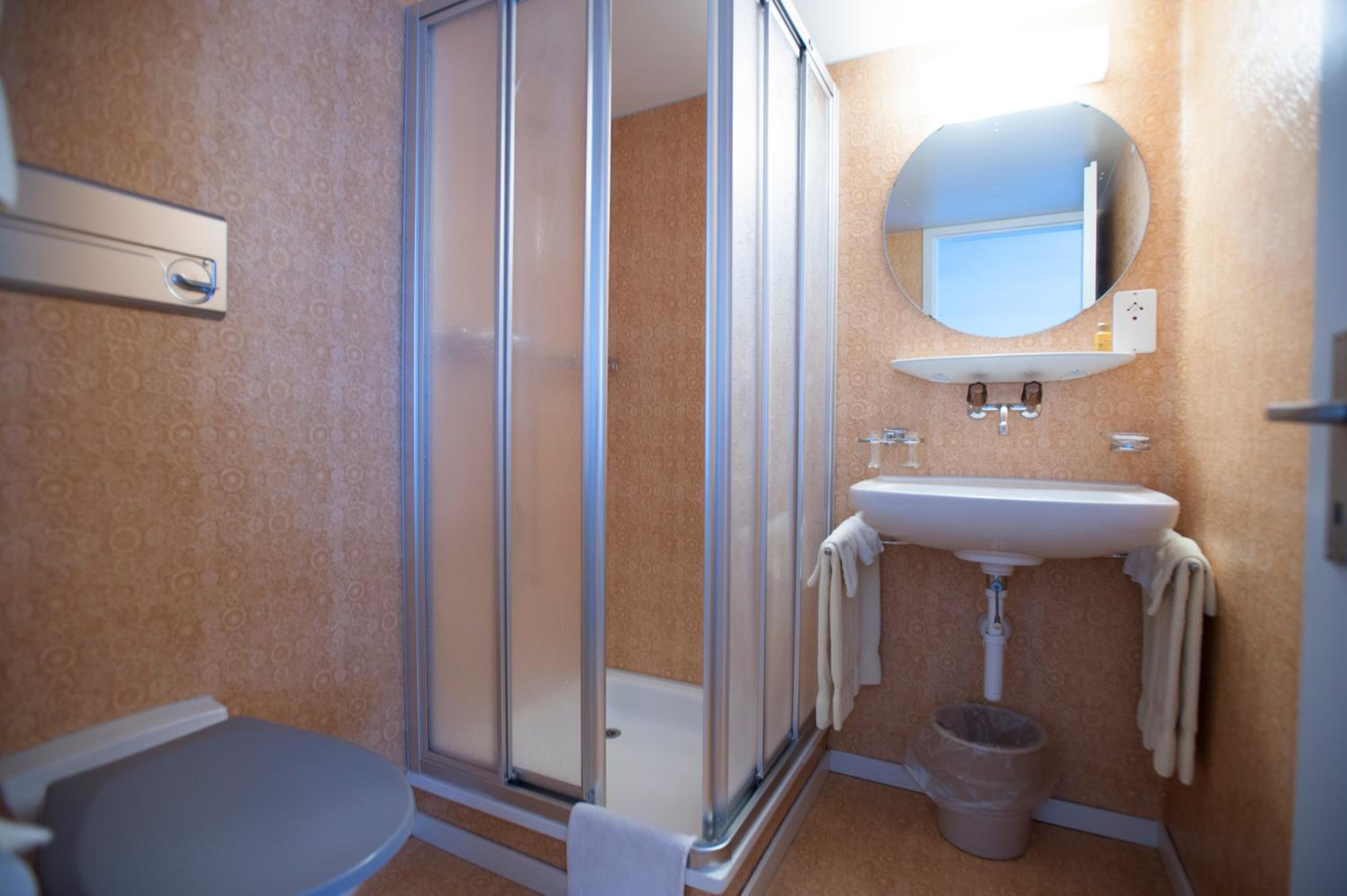 Family Room with Private Bathroom photo 2