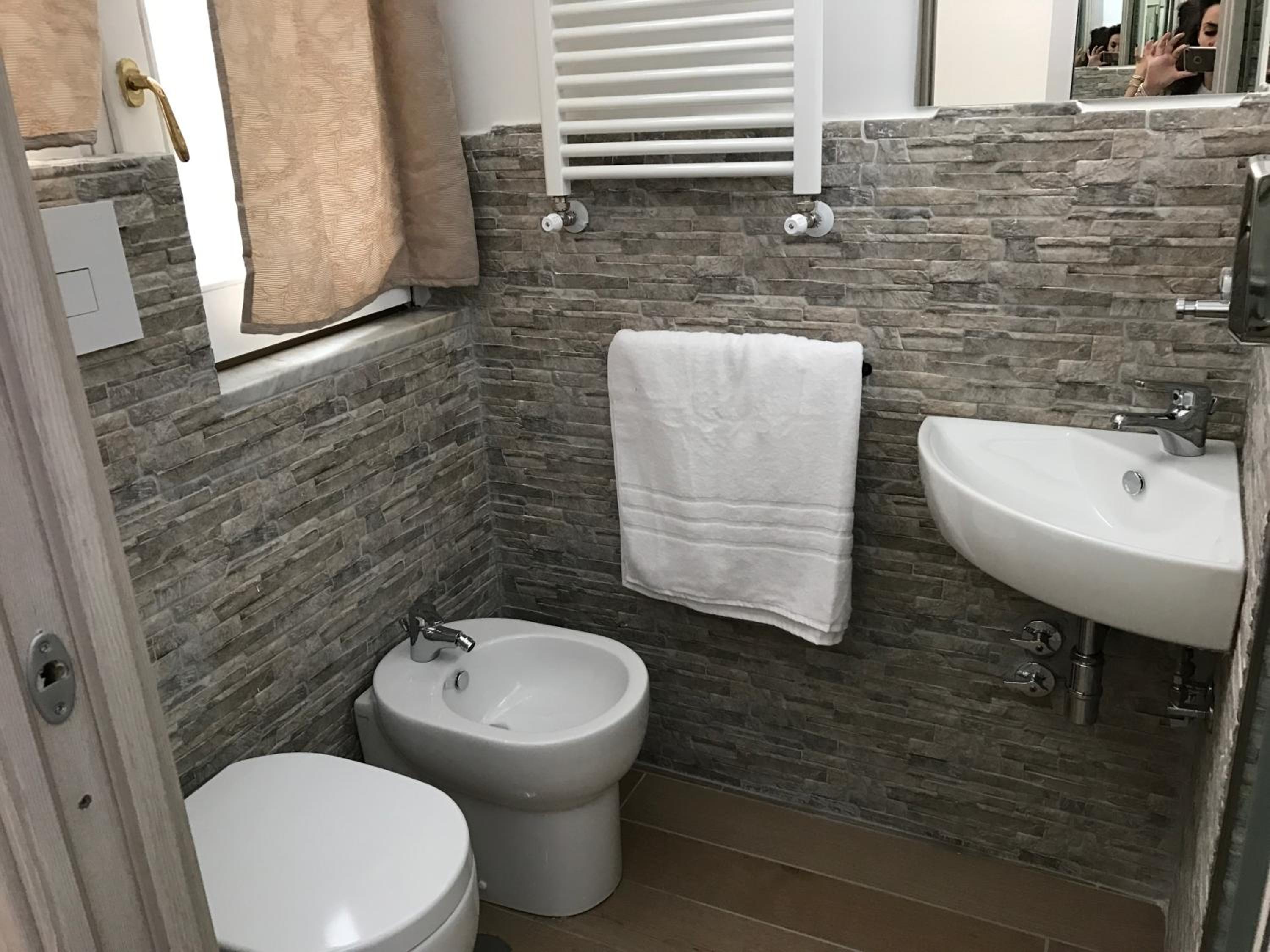 Deluxe Double Room with Balcony - Photo 6