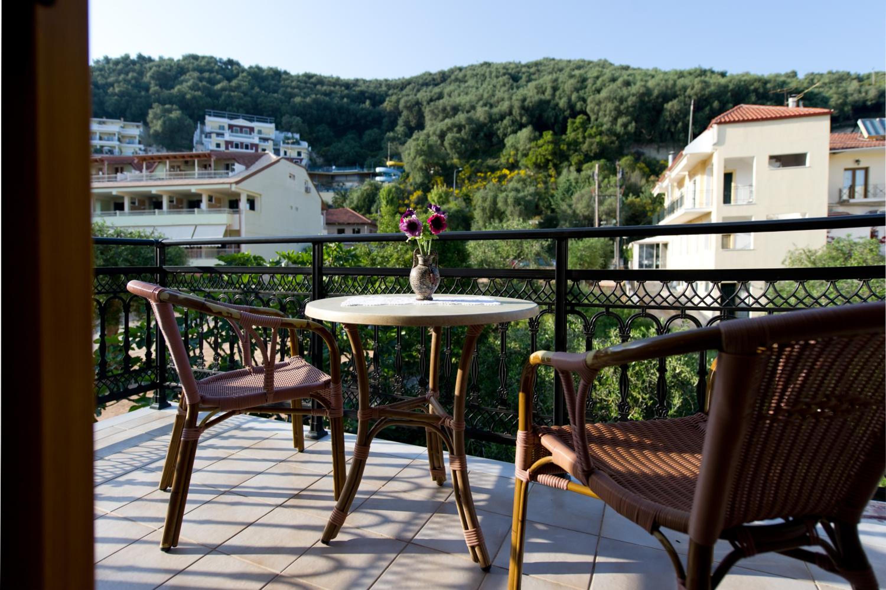 Double or Twin Room with Mountain View - Photo 8