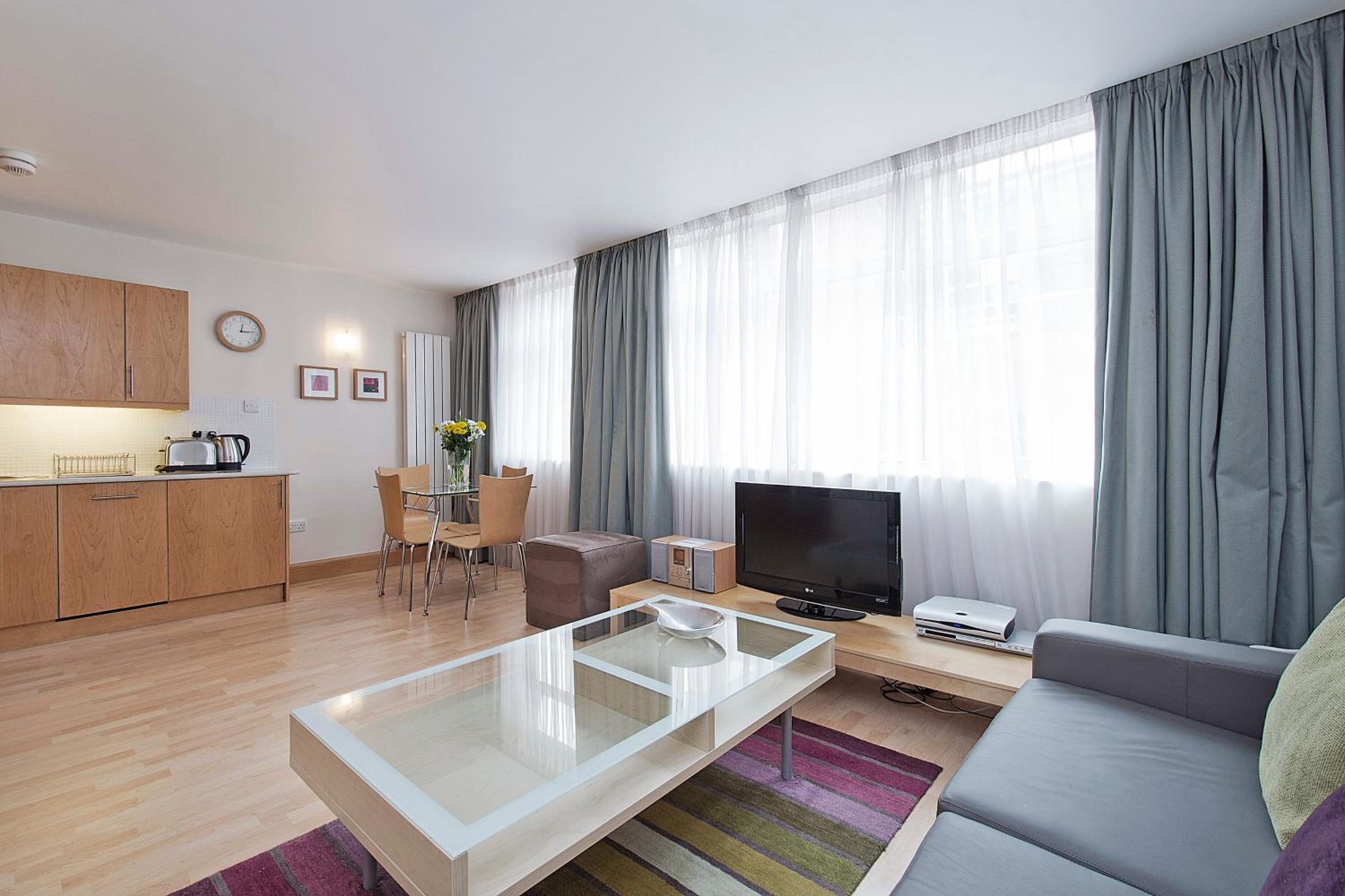 One-Bedroom Apartment photo 2