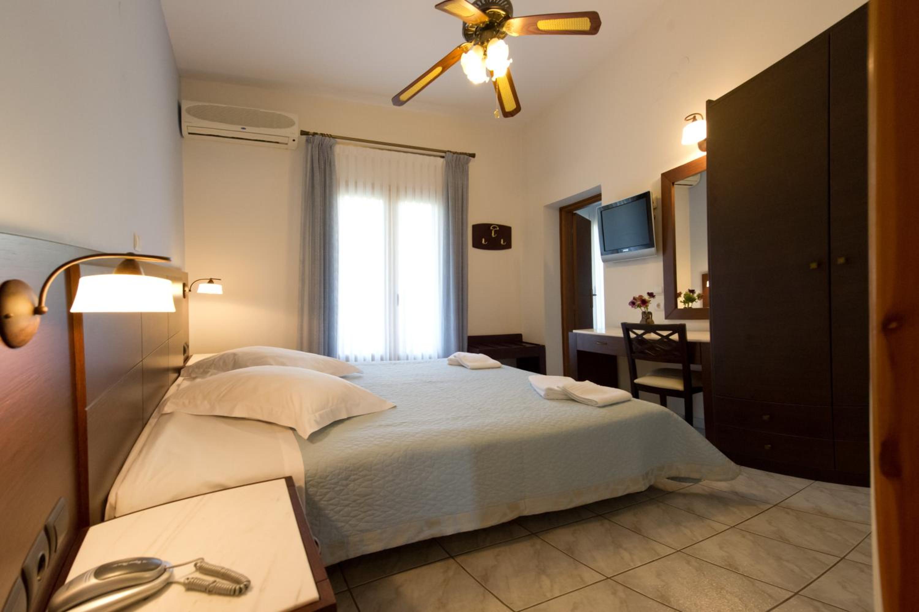 Double or Twin Room with Mountain View - Photo 7