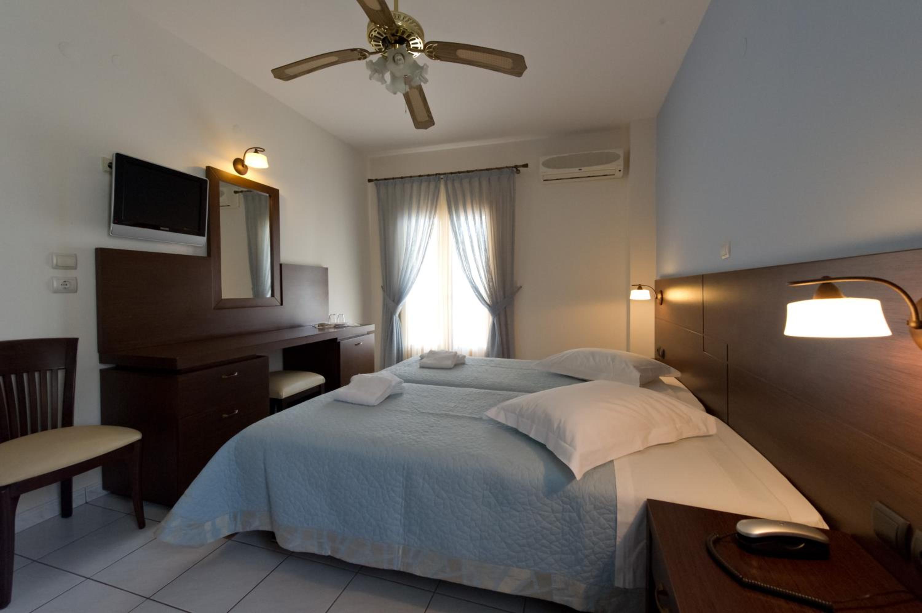 Double or Twin Room with Mountain View - Photo 11
