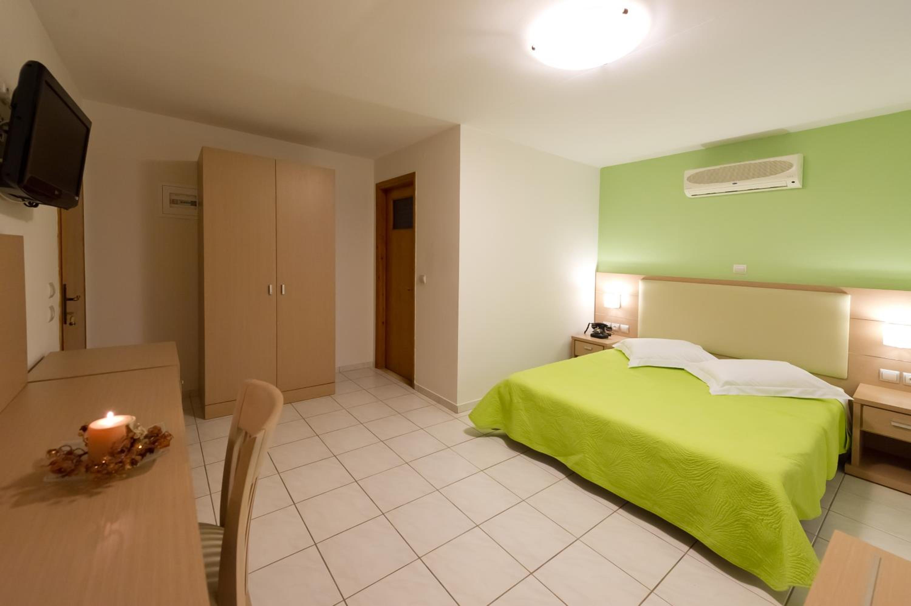 Double or Twin Room with Mountain View - Photo 3