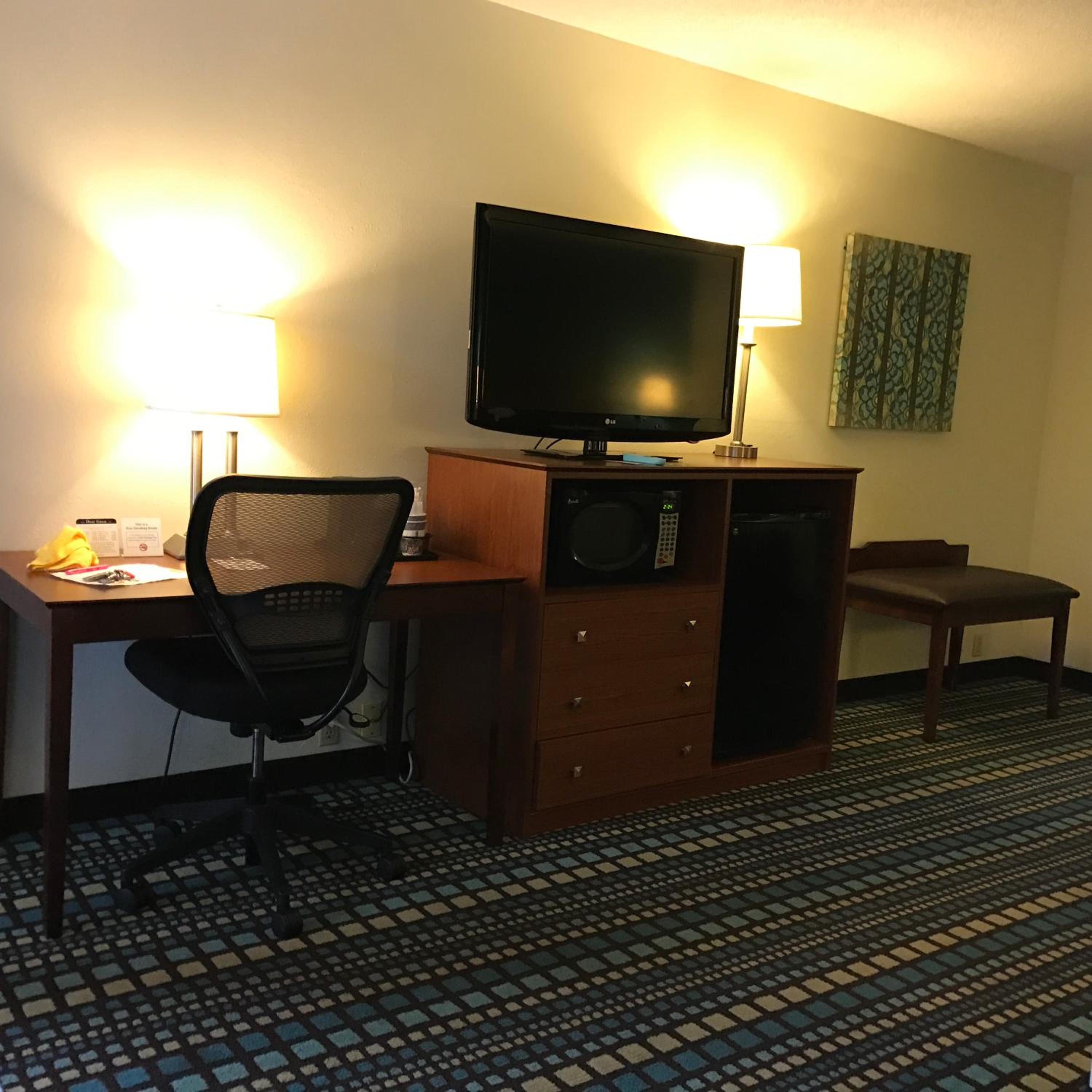 King Suite with Wired Internet - Non-Smoking - Photo 5