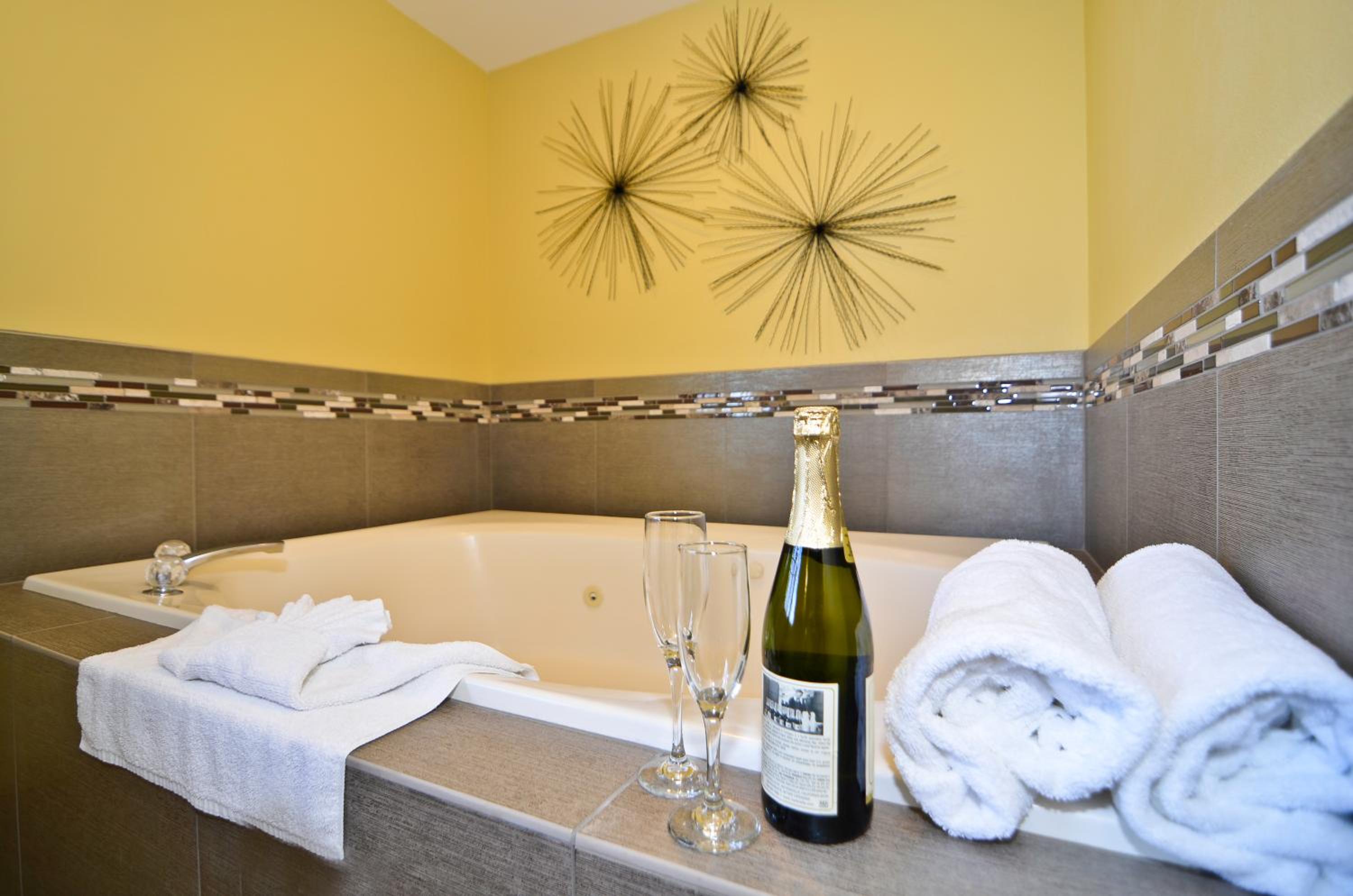 King Suite with Spa Bath and Fireplace - Non-Smoking - Photo 3