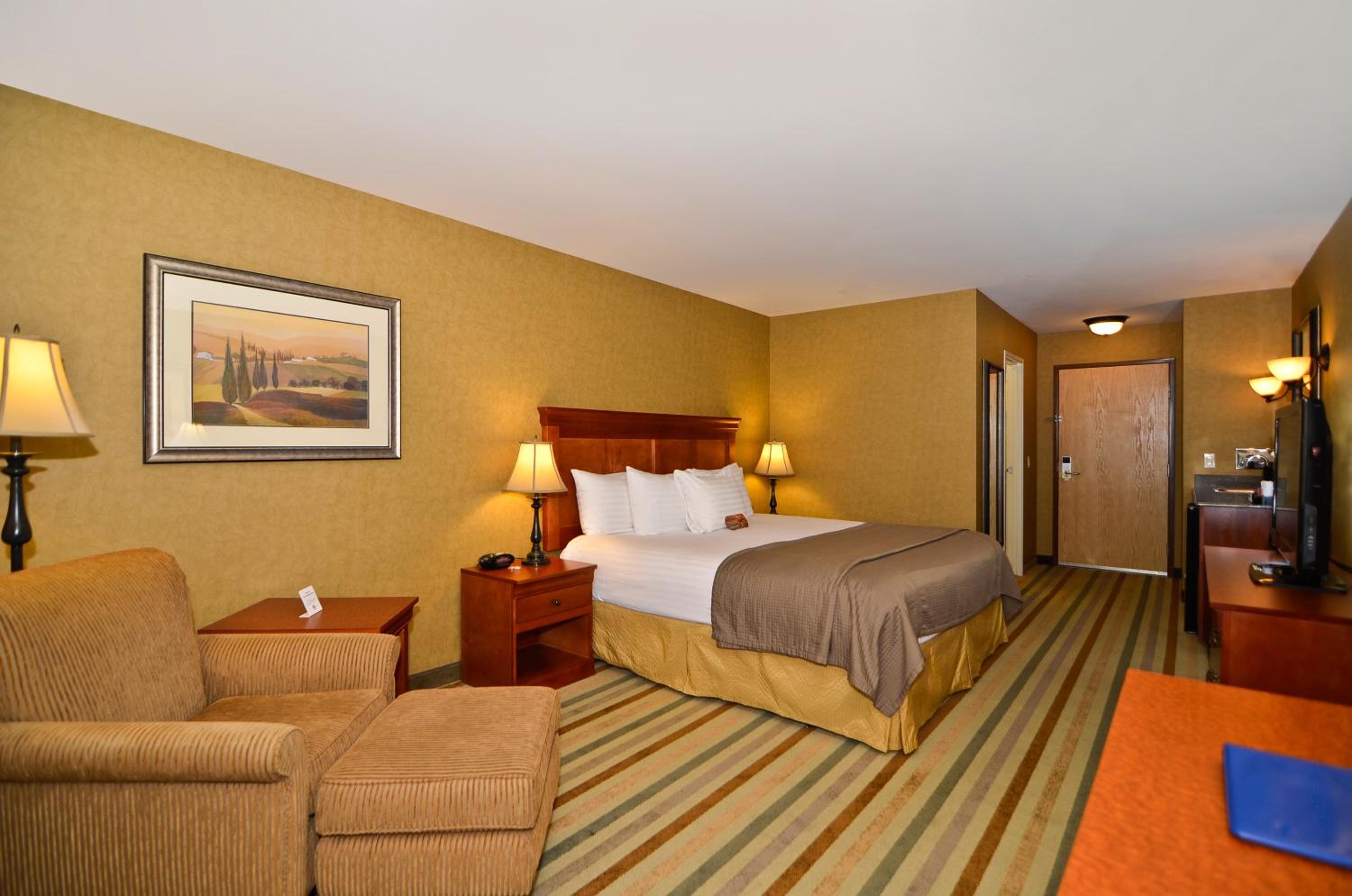 One-Bedroom King Suite with Sofa Bed - Non-Smoking - Photo 4