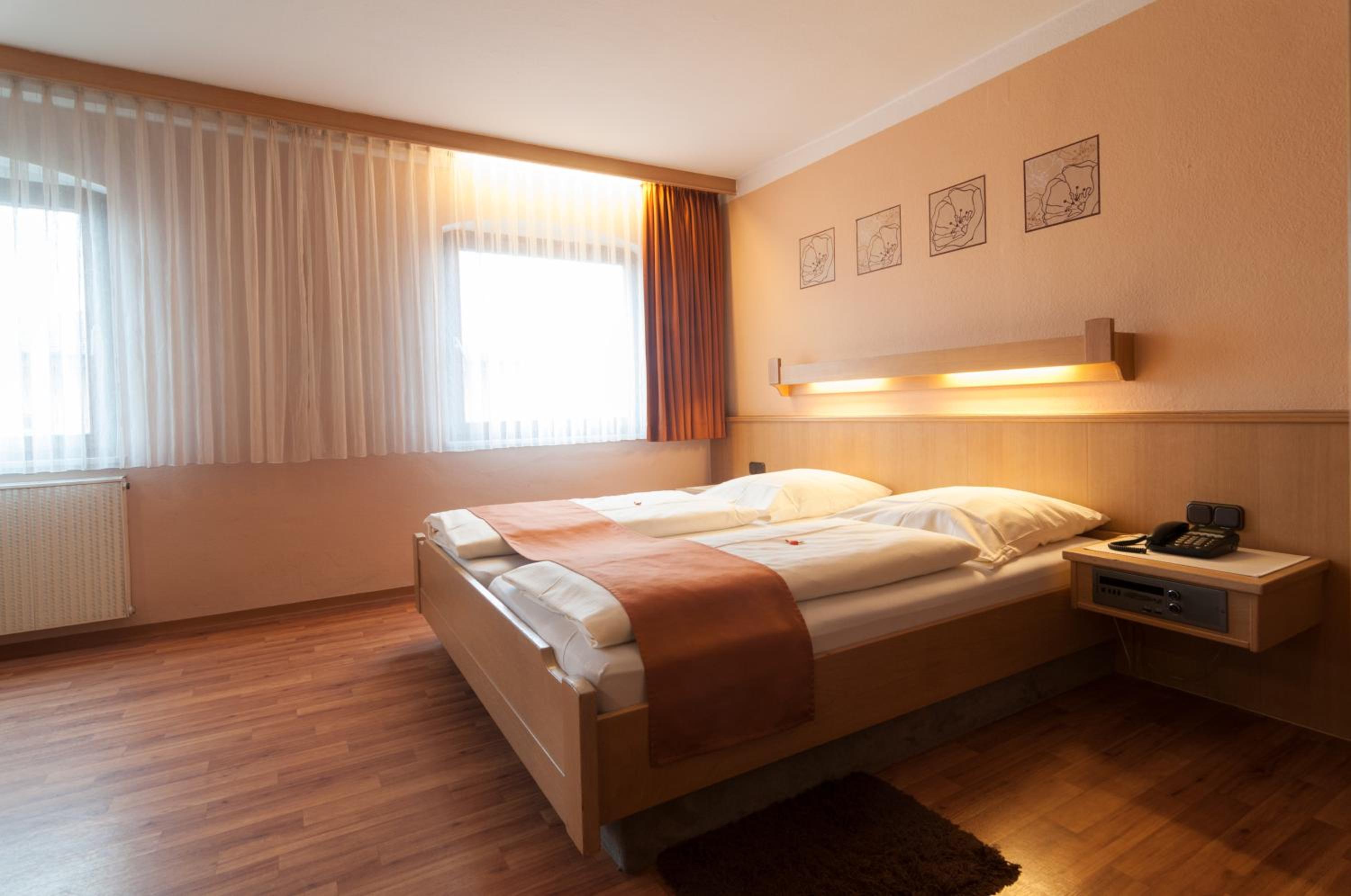 Standard Double Room - Photo 11