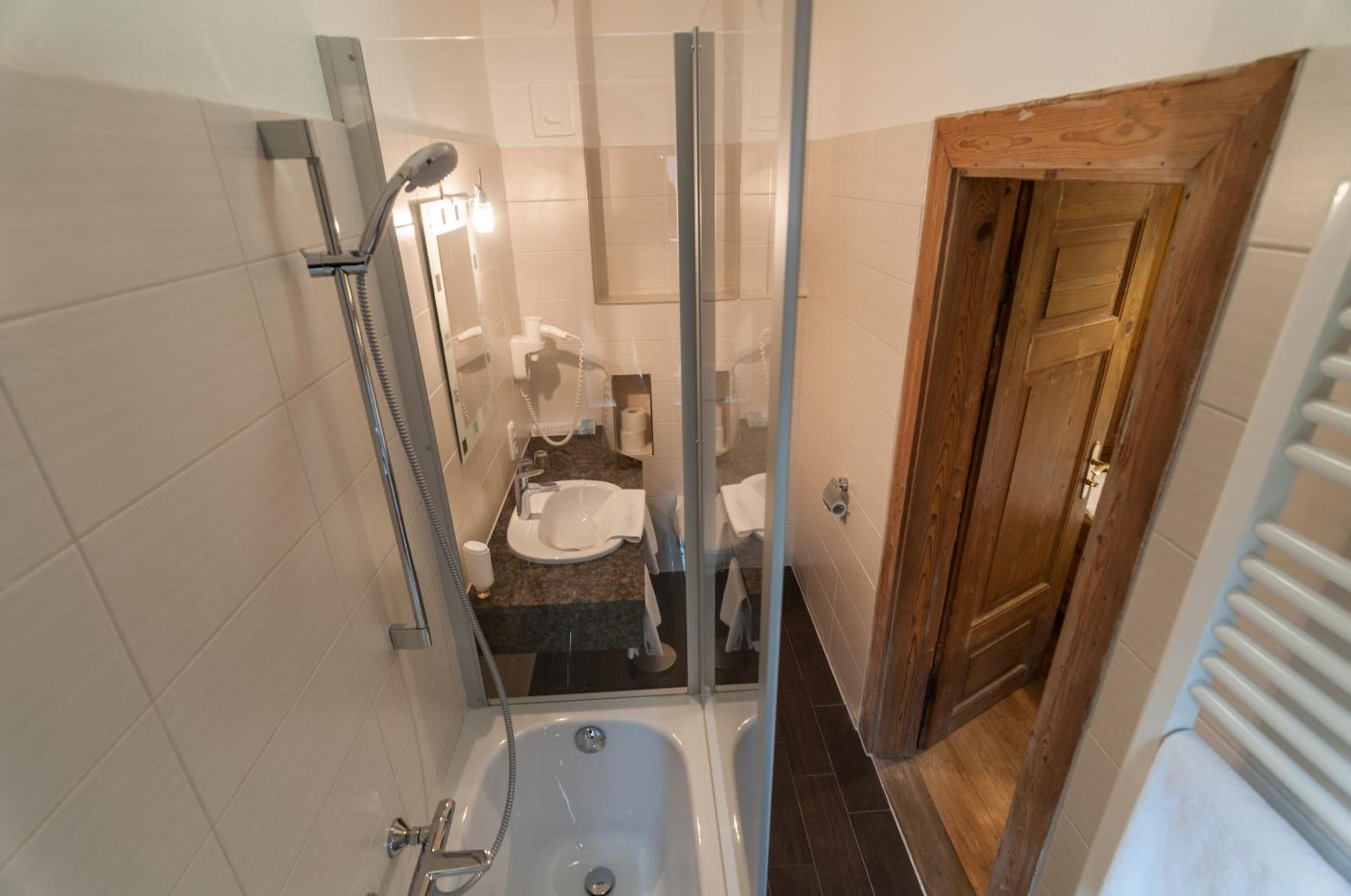 Standard Double Room - Photo 24
