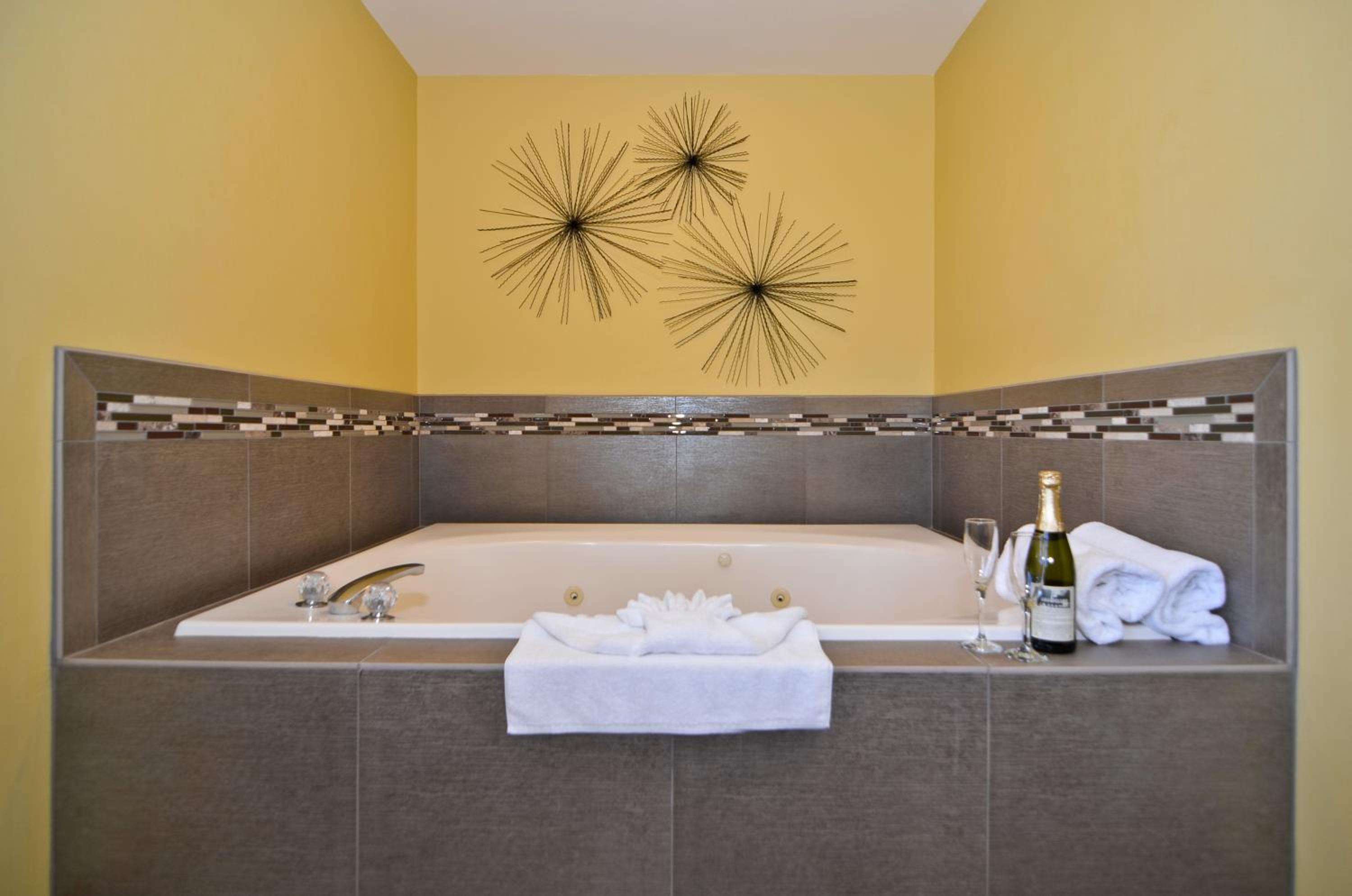 King Suite with Whirlpool - Non-Smoking - Photo 2